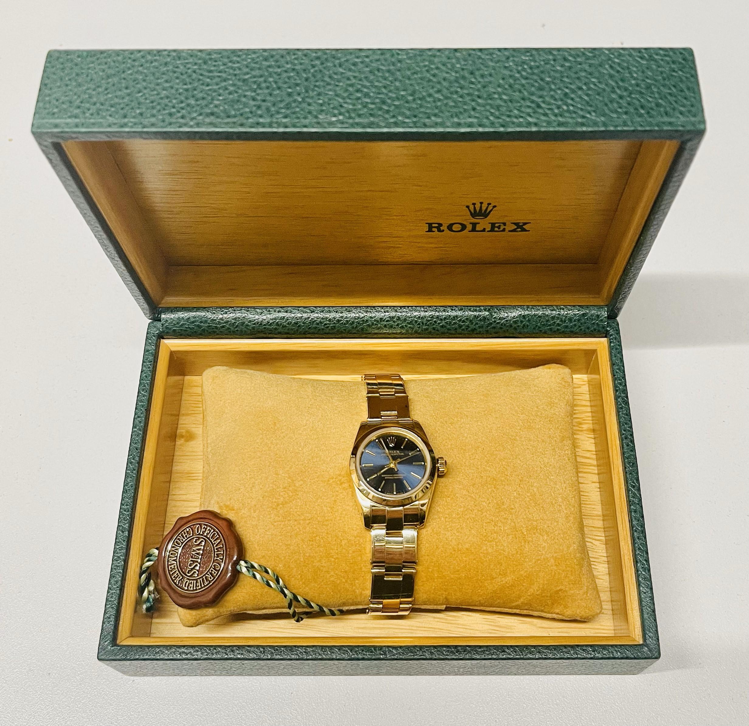 Rolex Damen Oyster Perpetual Armbanduhr aus massivem Gelbgold mit Saphirblauem Zifferblatt im Zustand „Hervorragend“ im Angebot in New York, NY