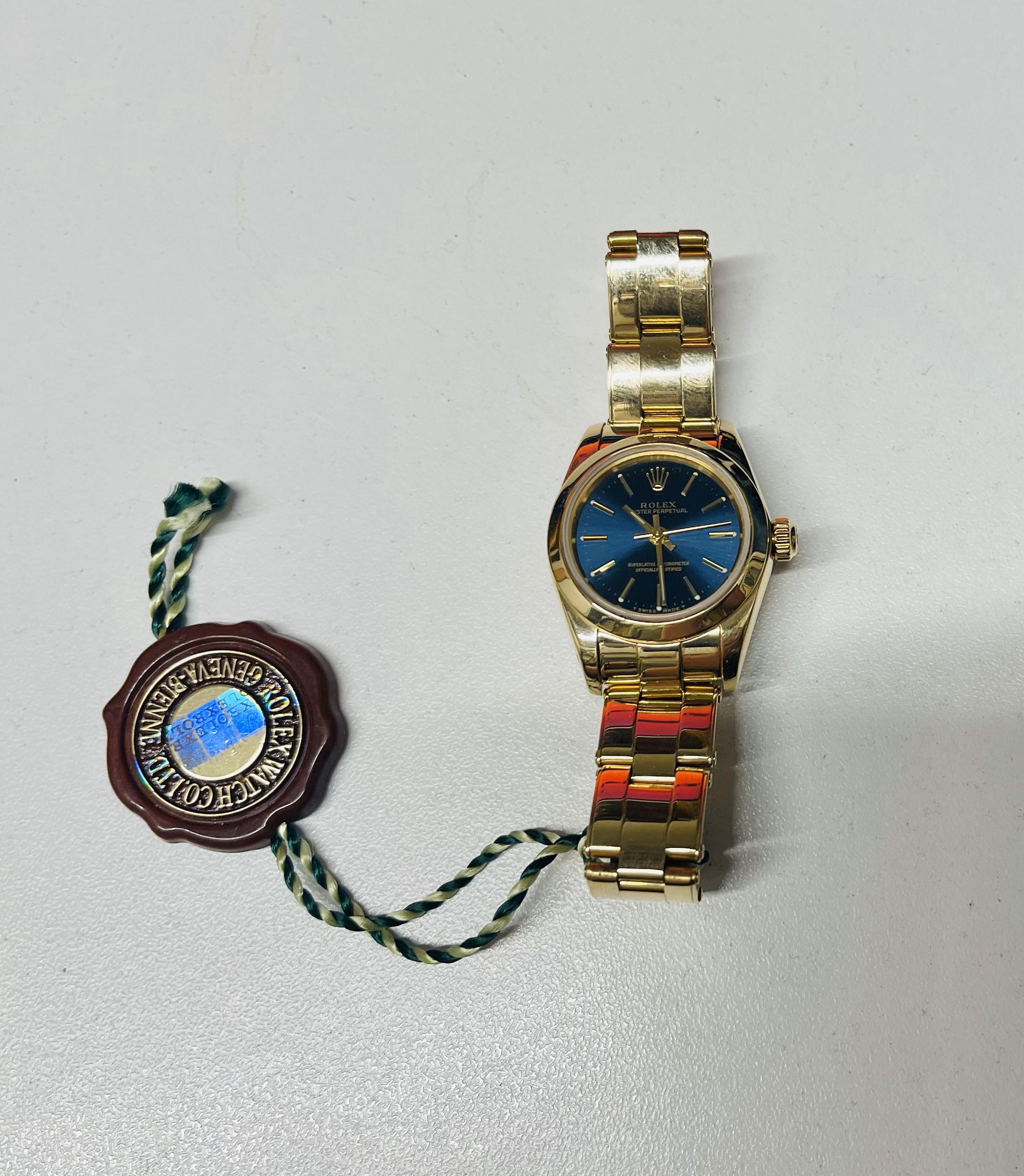 Rolex Damen Oyster Perpetual Armbanduhr aus massivem Gelbgold mit Saphirblauem Zifferblatt im Angebot 1