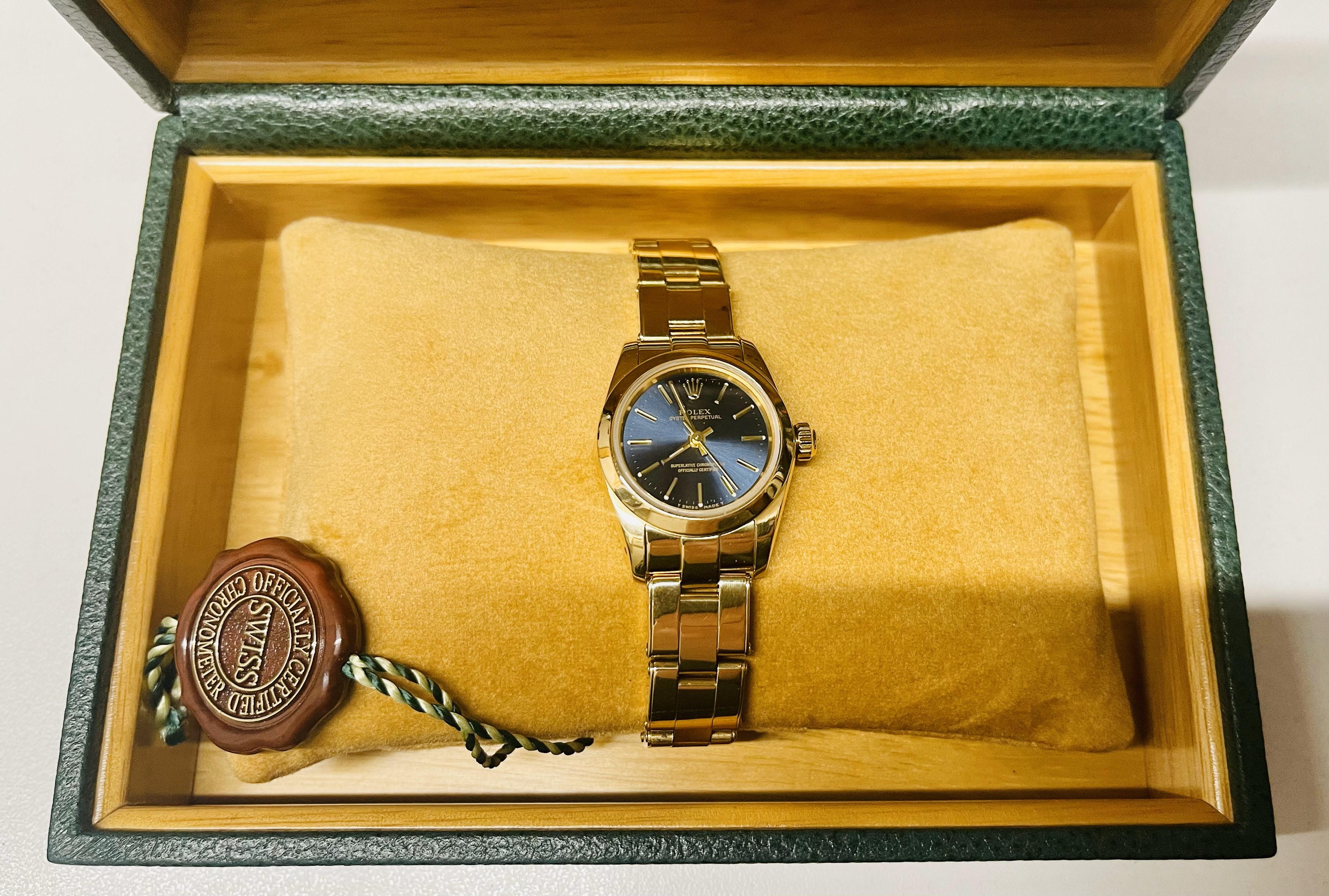 Rolex Damen Oyster Perpetual Armbanduhr aus massivem Gelbgold mit Saphirblauem Zifferblatt im Angebot 5