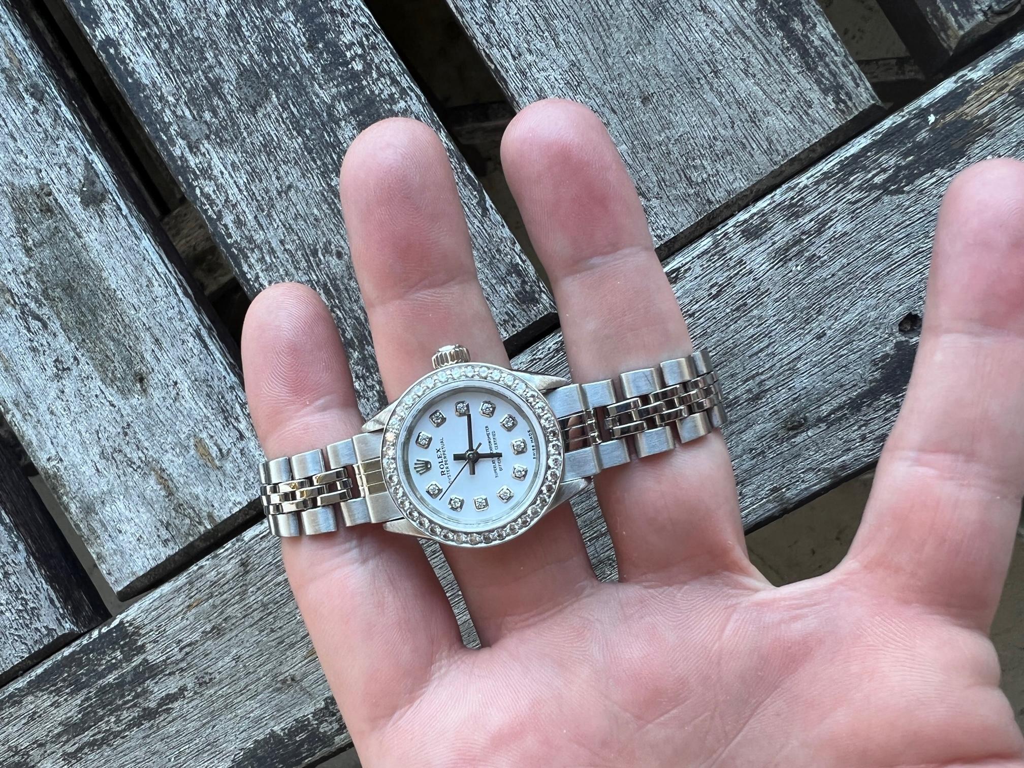 Rolex Montre Oyster Perpetual à cadran blanc avec lunette en diamant et lunette Jubilee pour femmes en vente 1