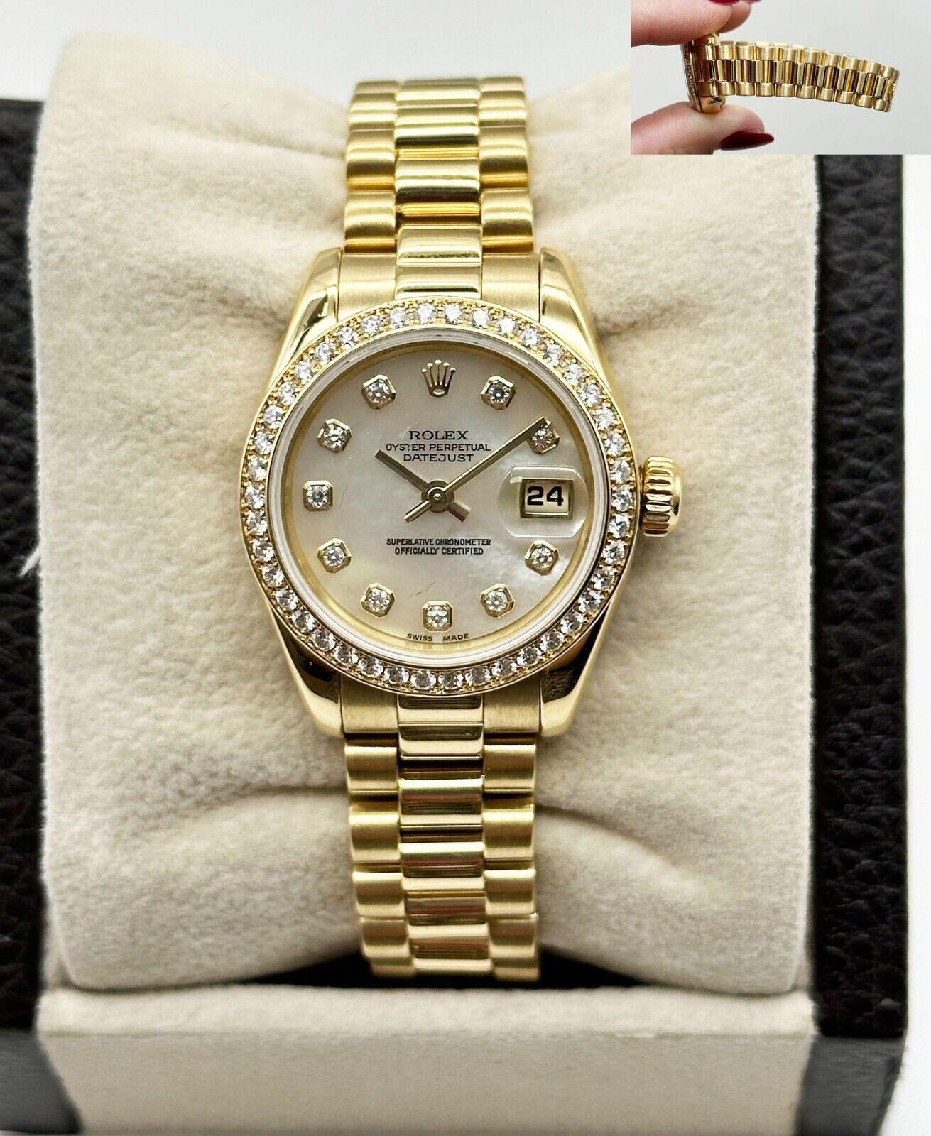 Stil Nummer: 179138

Serienmäßig: K.K. Serienmäßig

Jahr: 2001

Modell: Damen Präsidentin 

MATERIAL des Gehäuses: 18K Gelbgold 

Band: 18K Gelbgold 

Lünette: Original Rolex Fabrik Diamant Lünette

Zifferblatt: Original Rolex Factory White MOP