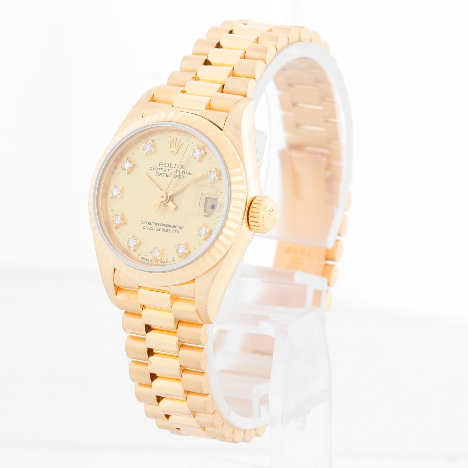 Montre Rolex Ladies President 18K Yellow Gold 69178 - Remontage automatique, 29 rubis, quickset date, verre saphir. Boîtier en or jaune 18 carats avec lunette cannelée (26 mm de diamètre). Cadran en diamant champagne. Bracelet président en or jaune