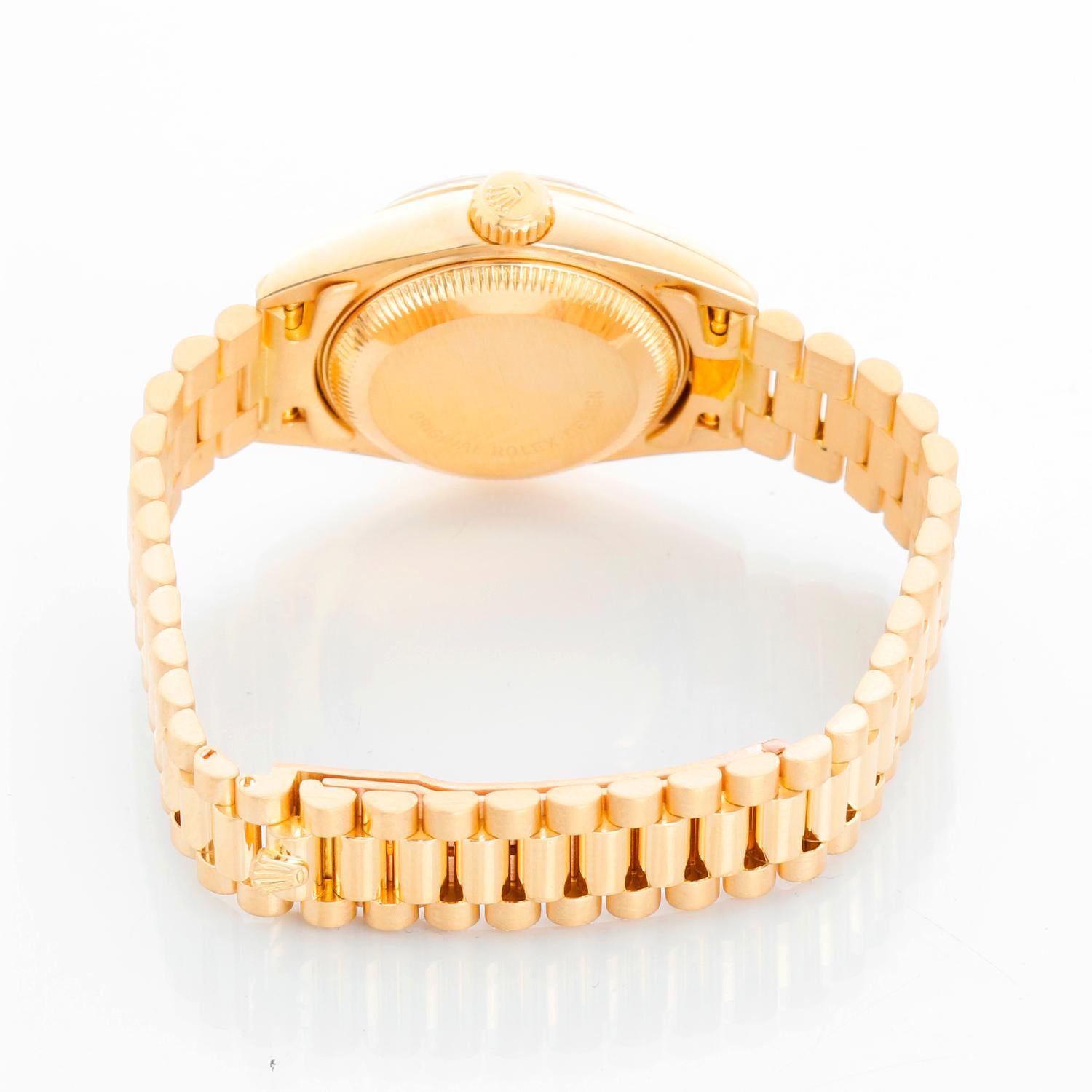 Montre Rolex Ladies President 18K Yellow Gold 69178 - Remontage automatique, 29 rubis, quickset date, verre saphir. Ladies President. Boîtier en or jaune 18 carats avec lunette cannelée (26 mm de diamètre). Cadran champagne d'usine avec diamants.