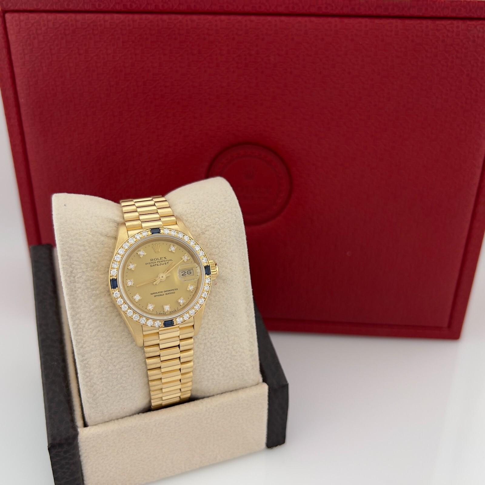 Stilnummer: 69088



Seriennummer: L778***



Jahr: 1989

 

Modell: Rolex Ladies President

 

MATERIAL des Gehäuses: 18K Gelbgold

 

Band: 18K Gelbgold Präsident Band

   

Lünette: Fabrik Saphir und Diamant Lünette

  

Zifferblatt: Fabrik
