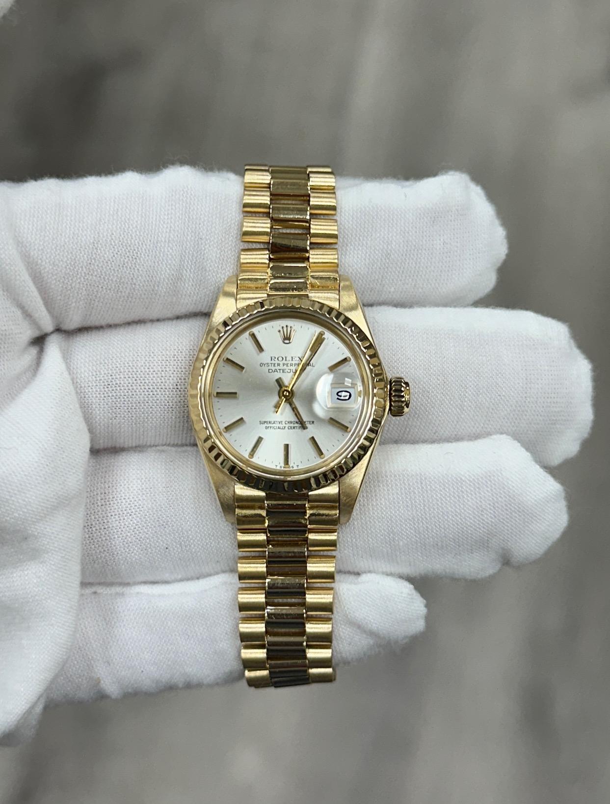 Rolex President 6917 para señora Esfera plateada Oro amarillo de 18 quilates en venta 3