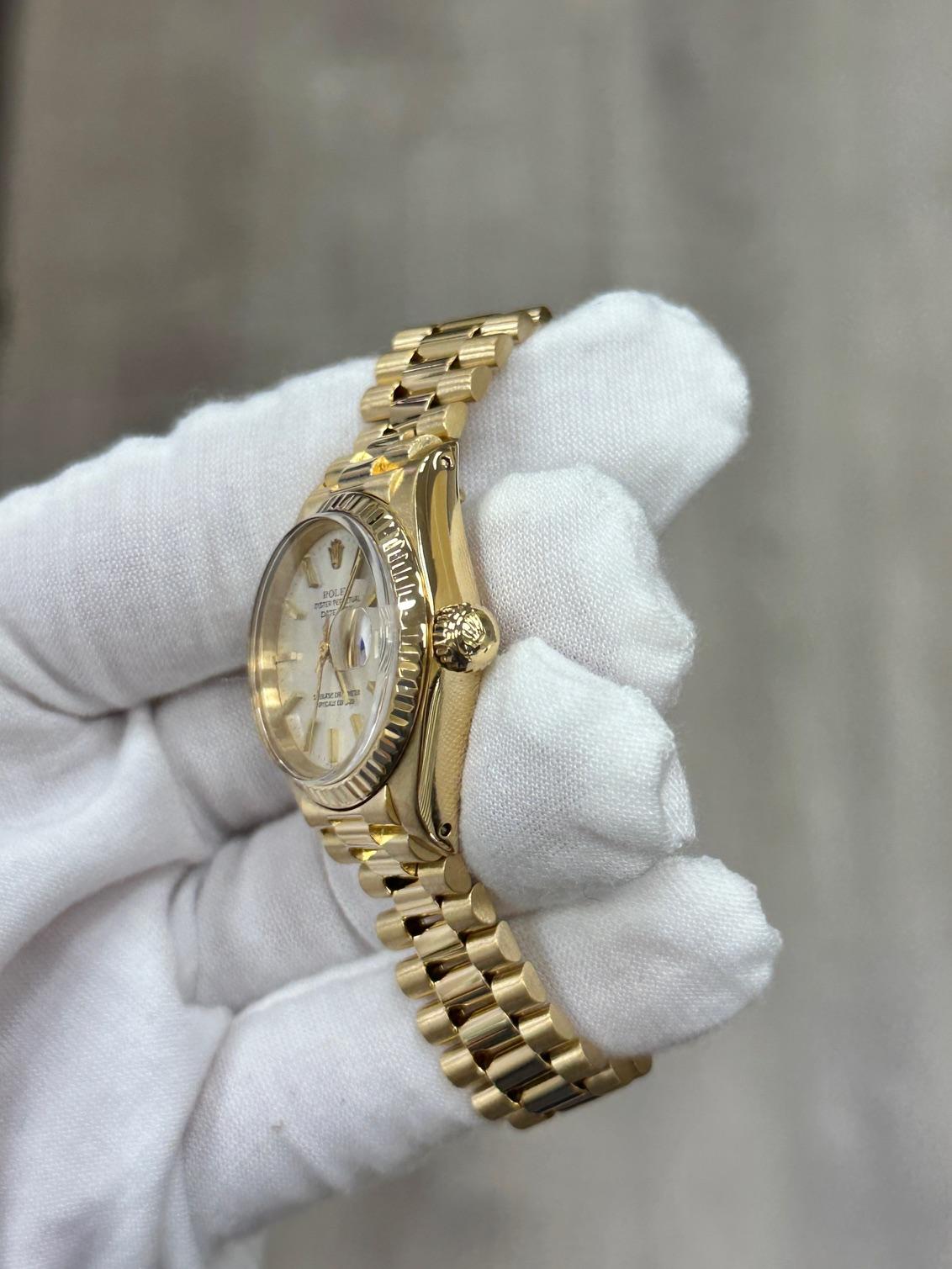 Rolex President 6917 para señora Esfera plateada Oro amarillo de 18 quilates en venta 4