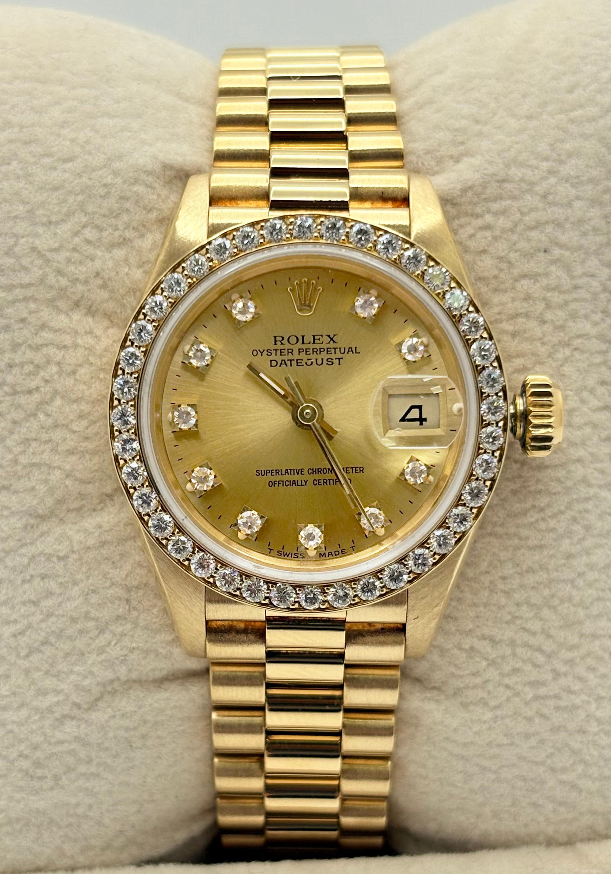 Número de estilo: 69178



De serie: R41****



Año: 1988

 

Model No: Rolex Datejust

 

Material de la caja: Oro amarillo de 18 quilates

 

Banda: Oro amarillo de 18 quilates 

  

Bisel: Bisel de diamantes personalizado

  

Esfera: Esfera
