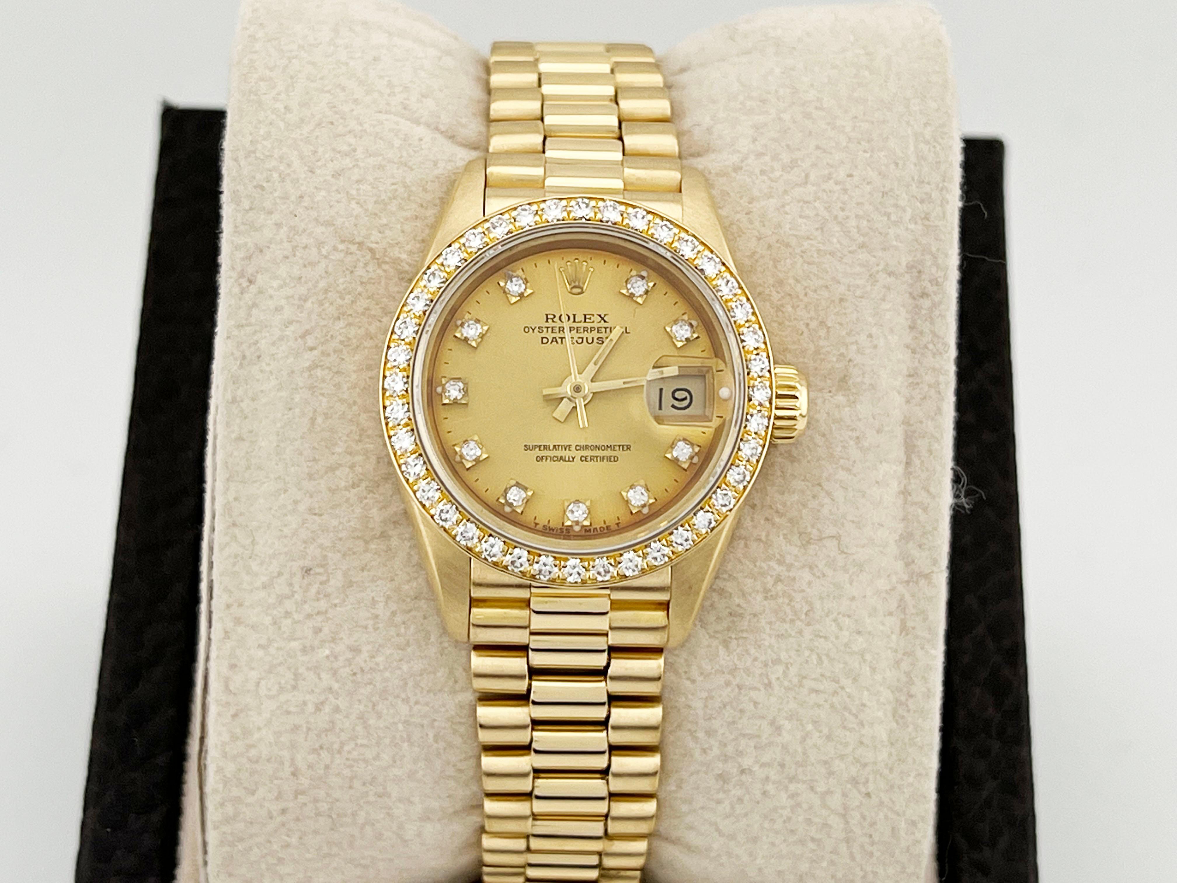 Stilnummer: 69178

Seriennummer: E503***

Jahr: 1990

Modell: Rolex Ladies Datejust President 

MATERIAL des Gehäuses: 18K Gelbgold 

Band:  18K Gelbgold

Lünette: Fabrik Rolex Diamant-Lünette 

Wählen:  Fabrik Rolex Diamant-Zifferblatt

Gesicht: