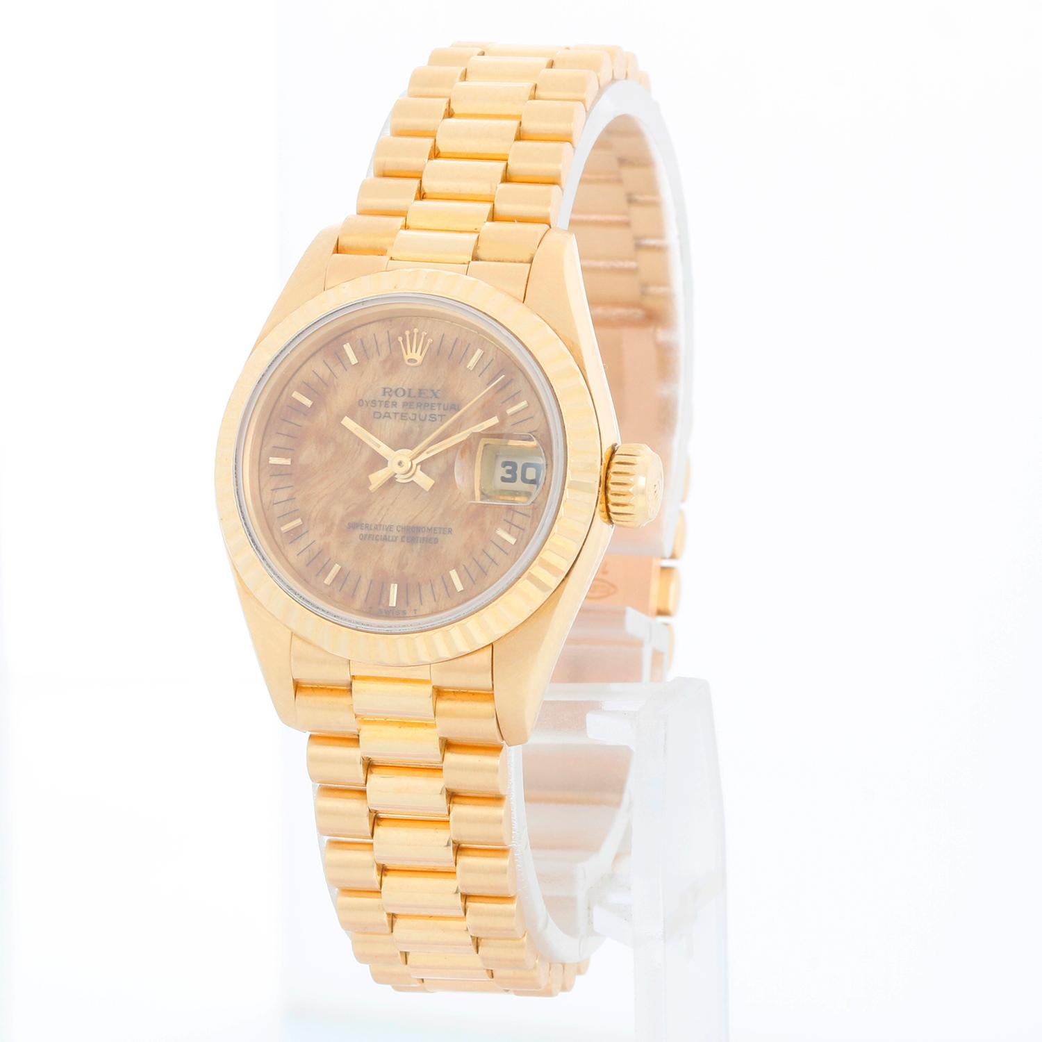Montre Rolex Ladies President Jewell en or jaune 18 carats 69178 - Remontage automatique, 29 rubis, date Quickset, verre saphir. Boîtier en or jaune 18 carats avec lunette cannelée (26 mm de diamètre). Cadran en bois d'ébène d'usine. Bracelet