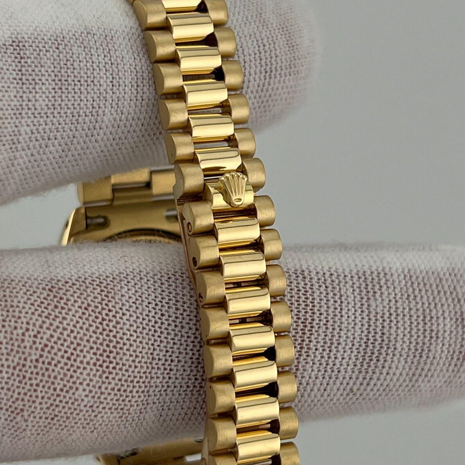 Numéro de style : 6917

Série : 6067***

Année : 1979

Modèle : Rolex Ladies President Datejust 

Matériau du boîtier : Or jaune 18K 

Bande : or jaune 18K 

Lunette : or jaune 18K 

Cadran : Cadran personnalisé en diamant blanc 

Visage : Cristal