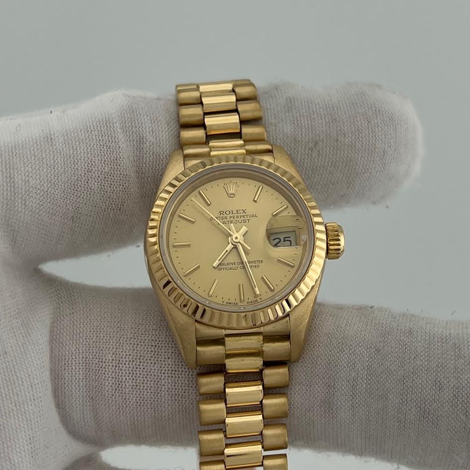 Número de estilo: 69178



De serie: 813****



Año: 1984

 

Model No: Rolex Señoras Presidente Datejust

 

Material de la caja: oro amarillo de 18 quilates 

 

Banda: Presidente de oro amarillo de 18 quilates 

  

Bisel: Acanalado de oro