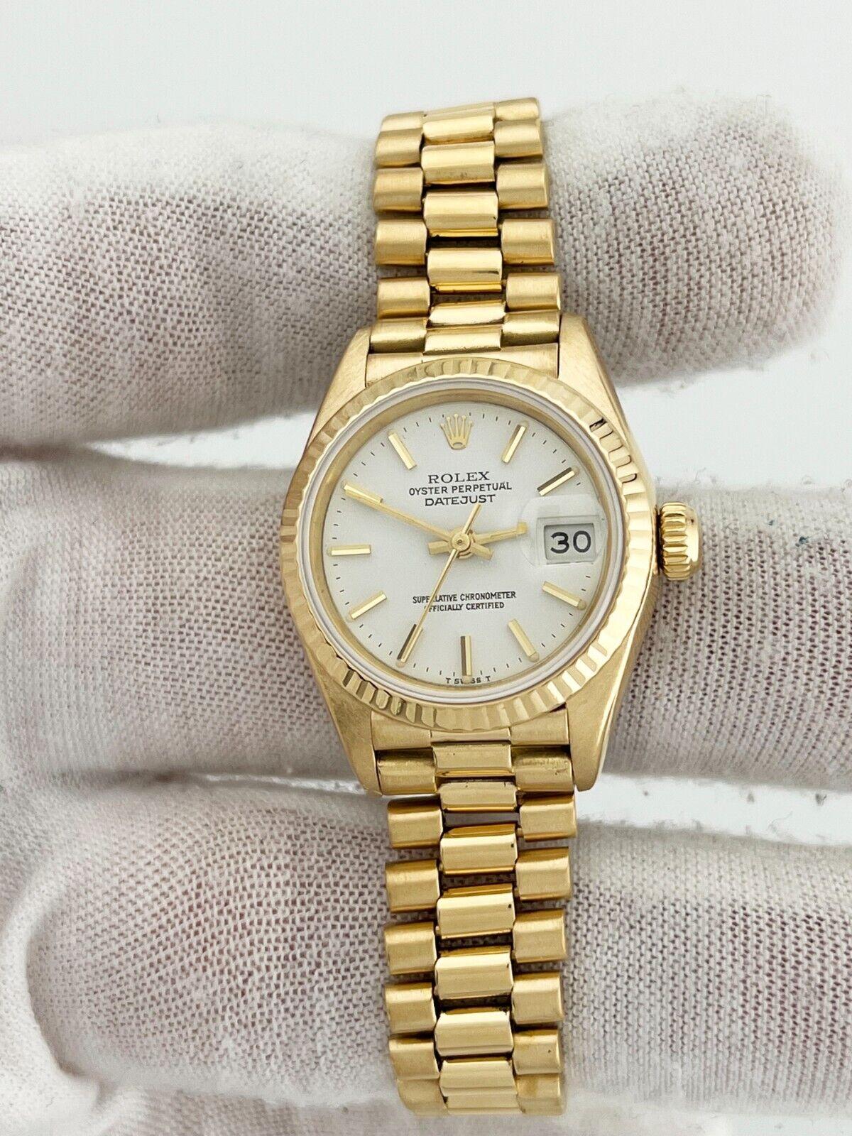 Stilnummer: 69178

Seriennummer: 8399***

Jahr: 1985

Modell: Rolex Ladies President Datejust

MATERIAL des Gehäuses: 18K Gelbgold 

Band: 18K Gelbgold 

Lünette: 18K Gelbgold 

Zifferblatt: Weißes Zifferblatt 

Gesicht: Saphirglas 

Gehäusegröße: