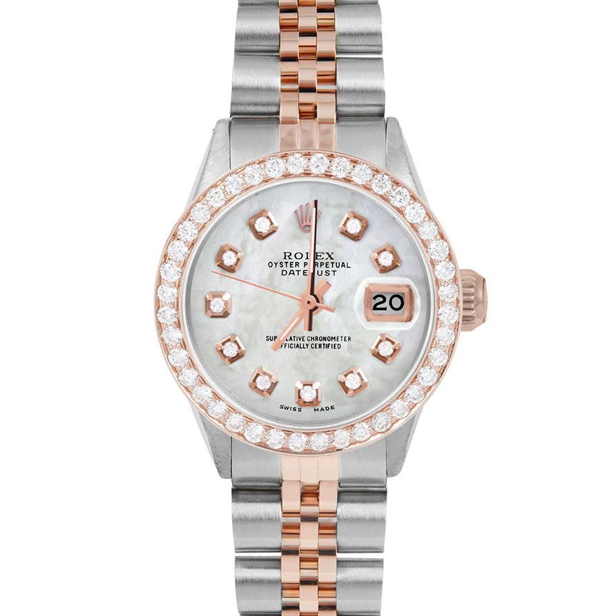 Marque : Rolex

Modèle : Datejust (modèle non serti)

Genre : Dames

Métaux : Or rose/Acier inoxydable

Taille du boîtier : 26 mm

Cadran : Cadran personnalisé en nacre blanche avec diamants (Ce cadran n'est pas d'origine Rolex et a été ajouté en