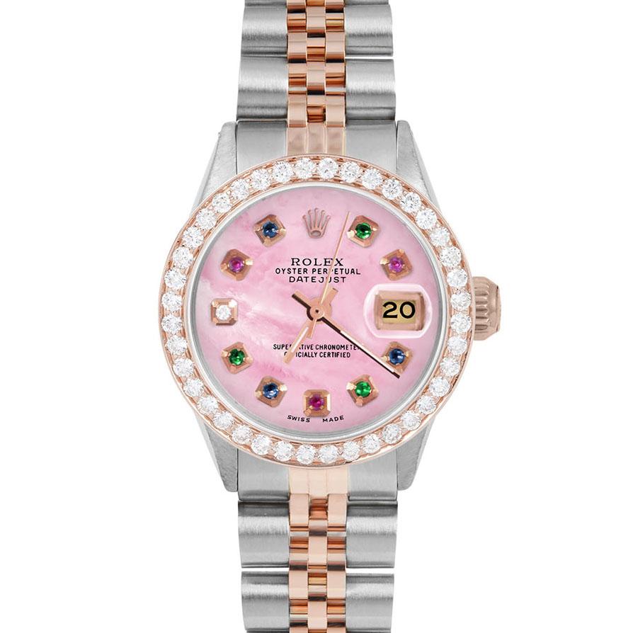 Marque : Rolex

Modèle : Datejust (modèle non serti)

Genre : Dames

Métaux : Or rose/Acier inoxydable

Taille du boîtier : 26 mm

Cadran : Cadran arc-en-ciel en nacre rose personnalisé (Ce cadran n'est pas d'origine Rolex et a été ajouté en