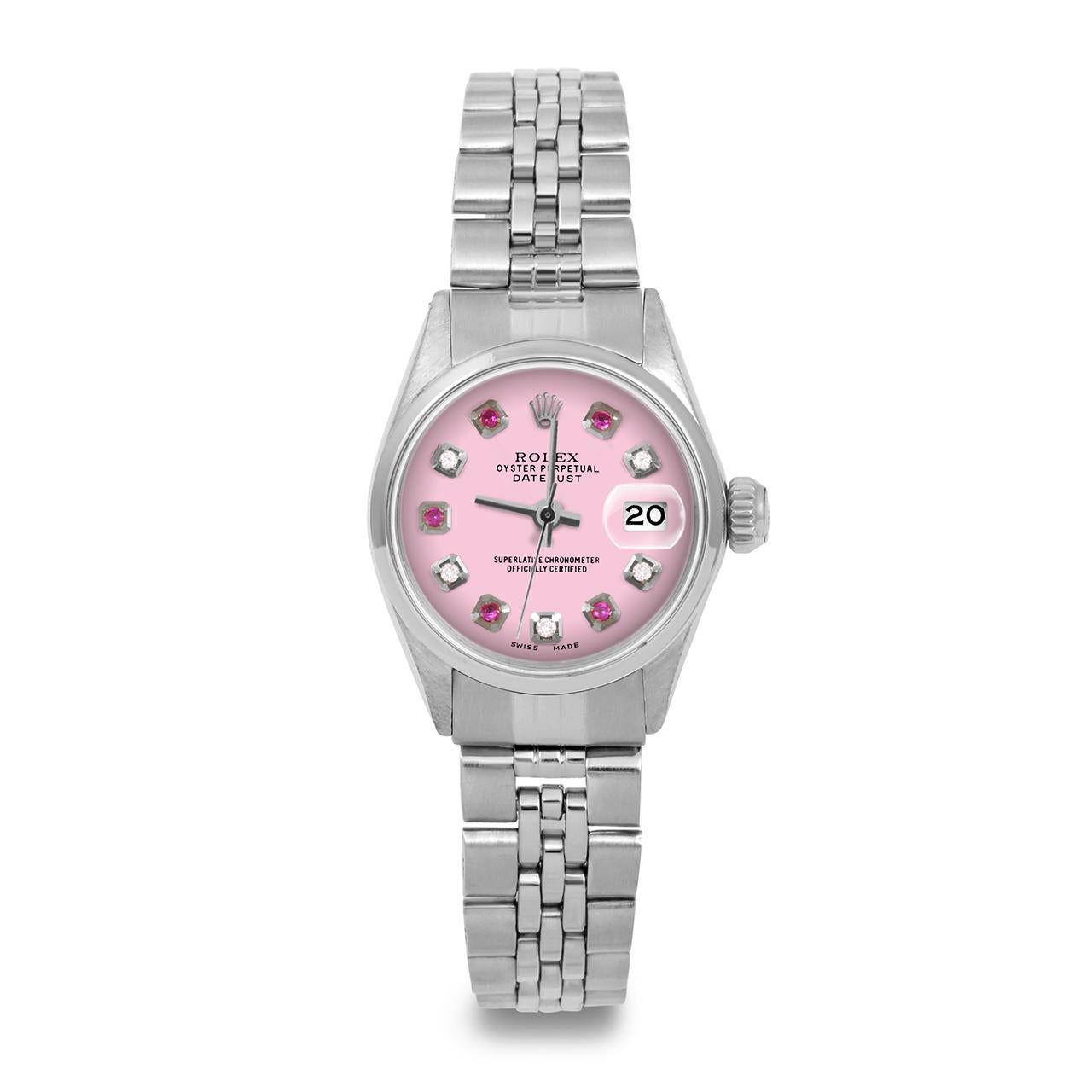 Marque : Rolex
Modèle : Datejust (modèle non serti)
Genre : Dames
Métaux : Acier inoxydable
Taille du boîtier : 24 mm

Cadran : Cadran personnalisé en diamant rose rubis (Ce cadran n'est pas d'origine Rolex et a été ajouté en après-vente, mais c'est