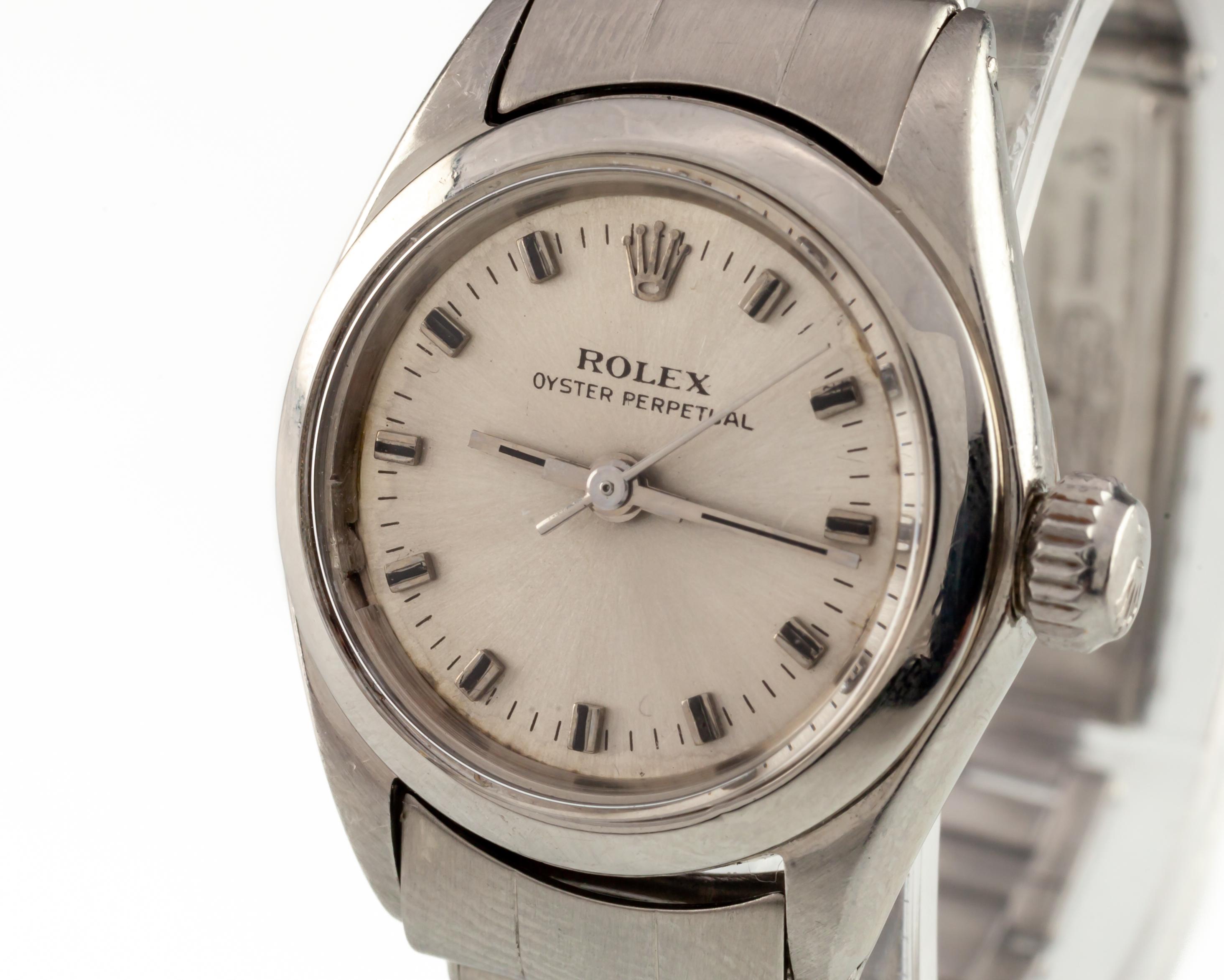 Rolex Damen Edelstahl Oyster Perpetual Watch #6618 1969 Vintage

Modell #6618
Seriennummer 20712XX
Jahr: 1969
Bewegung #1161
Uhrwerk Seriennummer 265XX
26 Juwelen

Rundes Gehäuse aus Edelstahl
26 mm Durchmesser
Abstand Lug-to-Lug = 31 mm
Breite von