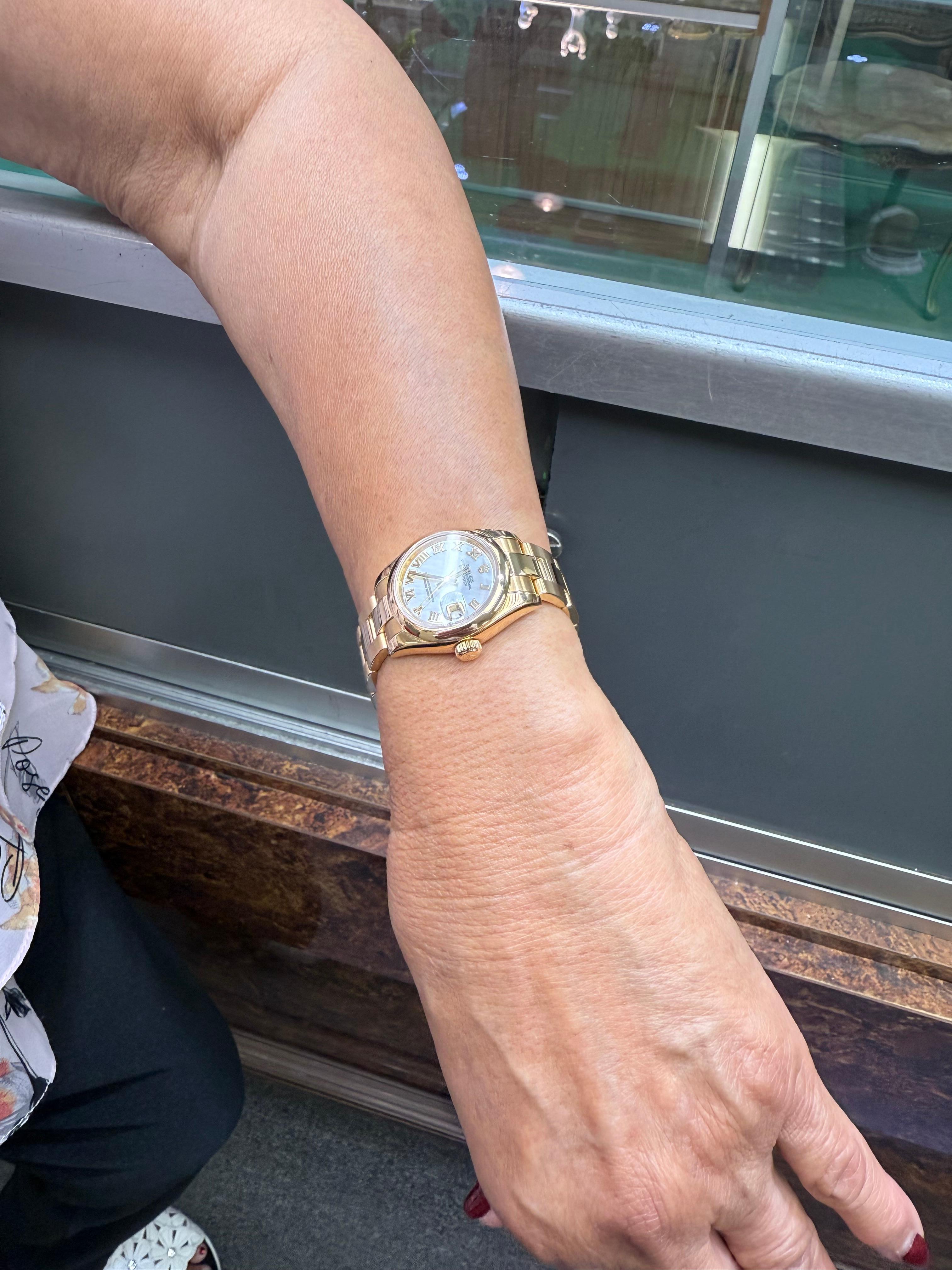 Contemporaneo Rolex Lady Datejust Orologio da polso in oro giallo 18k Quadrante MOP in vendita