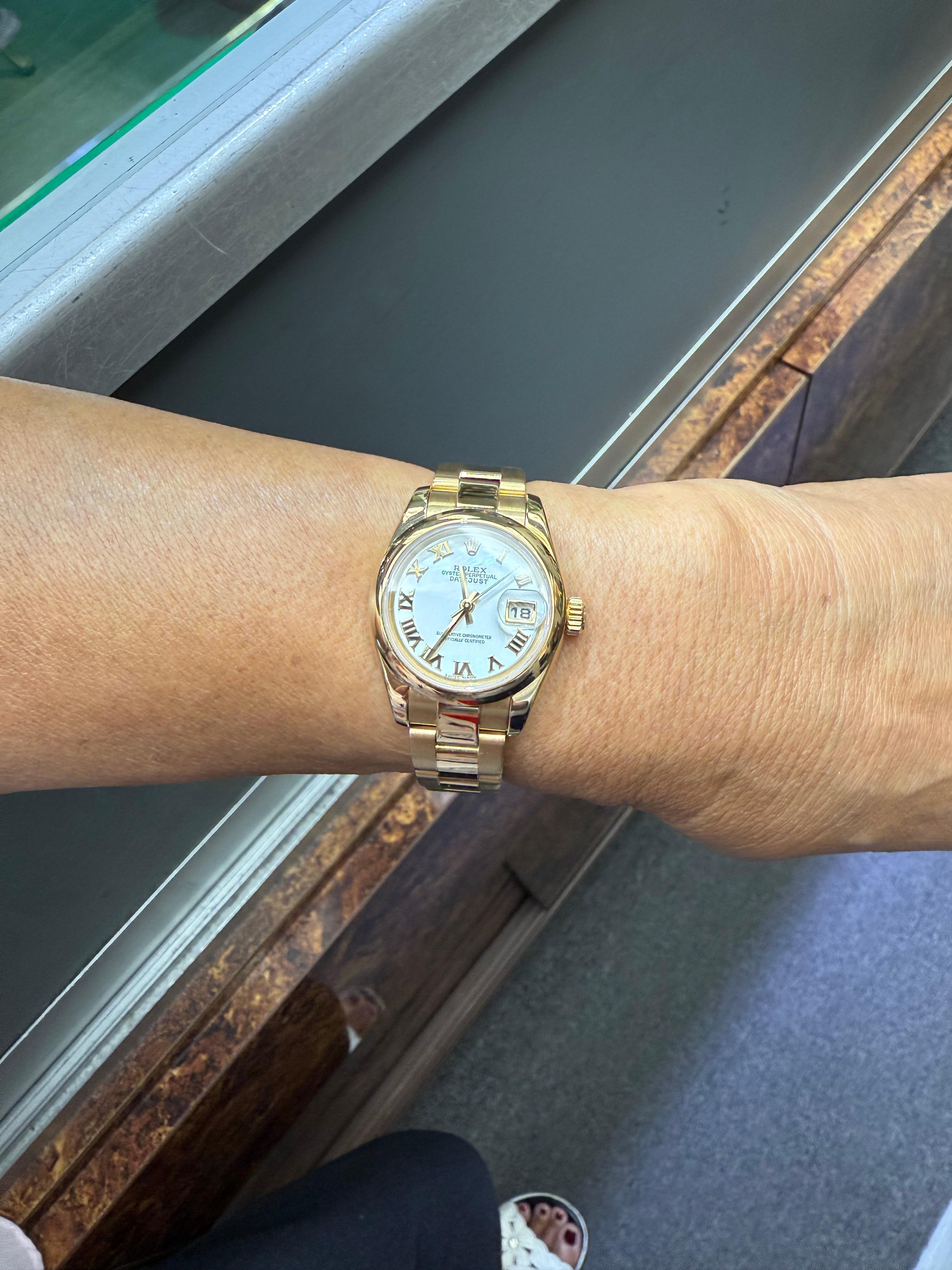 Rolex Lady Datejust 18k Gelbgold-Armbanduhr.

Diese Rolex Lady Datejust 18k Gelbgold Armbanduhr wurde im Jahr 2001 gemacht.  Es ist in sehr gutem Zustand mit sehr geringen Gebrauchsspuren.  Die Modellnummer ist 179168 mit dem 26-mm-Gehäuse.  Und das