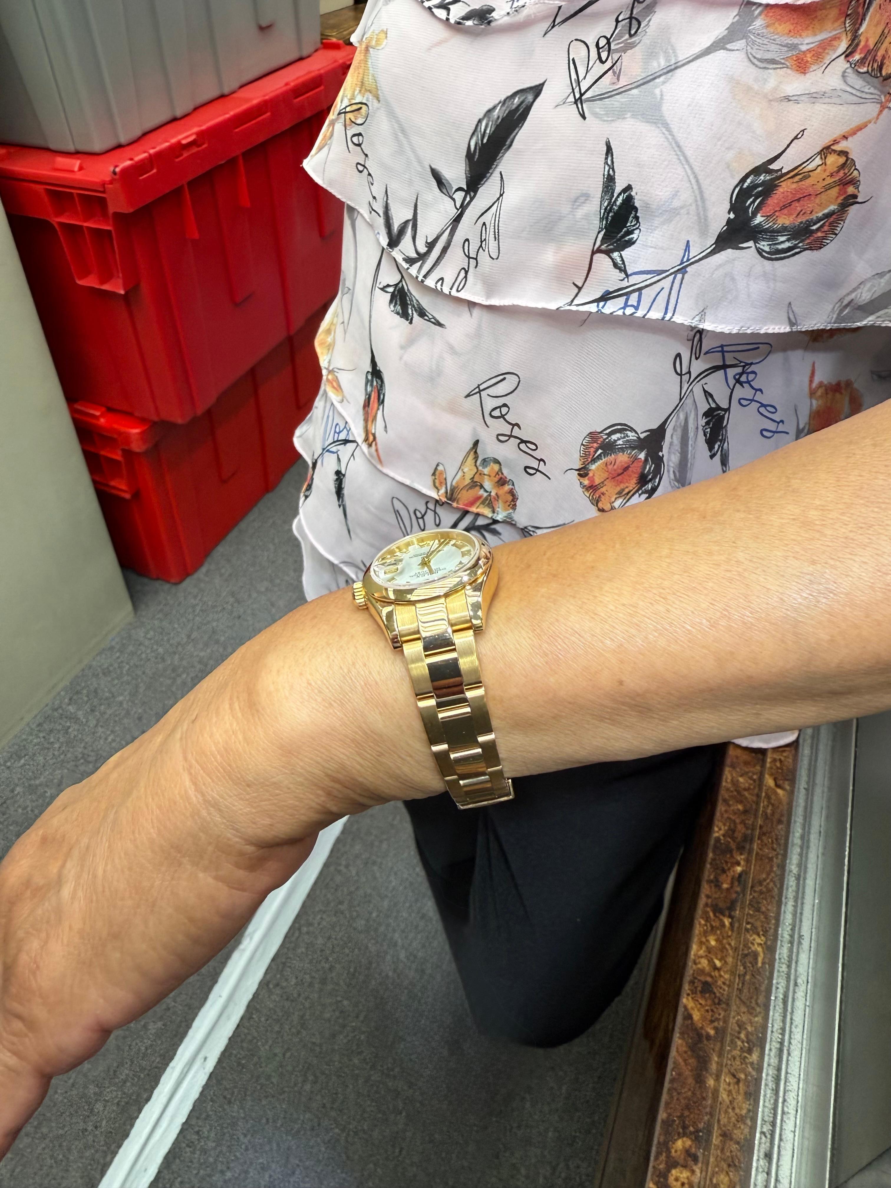 Rolex Lady Datejust 18k Gelbgold Armbanduhr Mutter der Perle Zifferblatt im Zustand „Gut“ im Angebot in Los Angeles, CA
