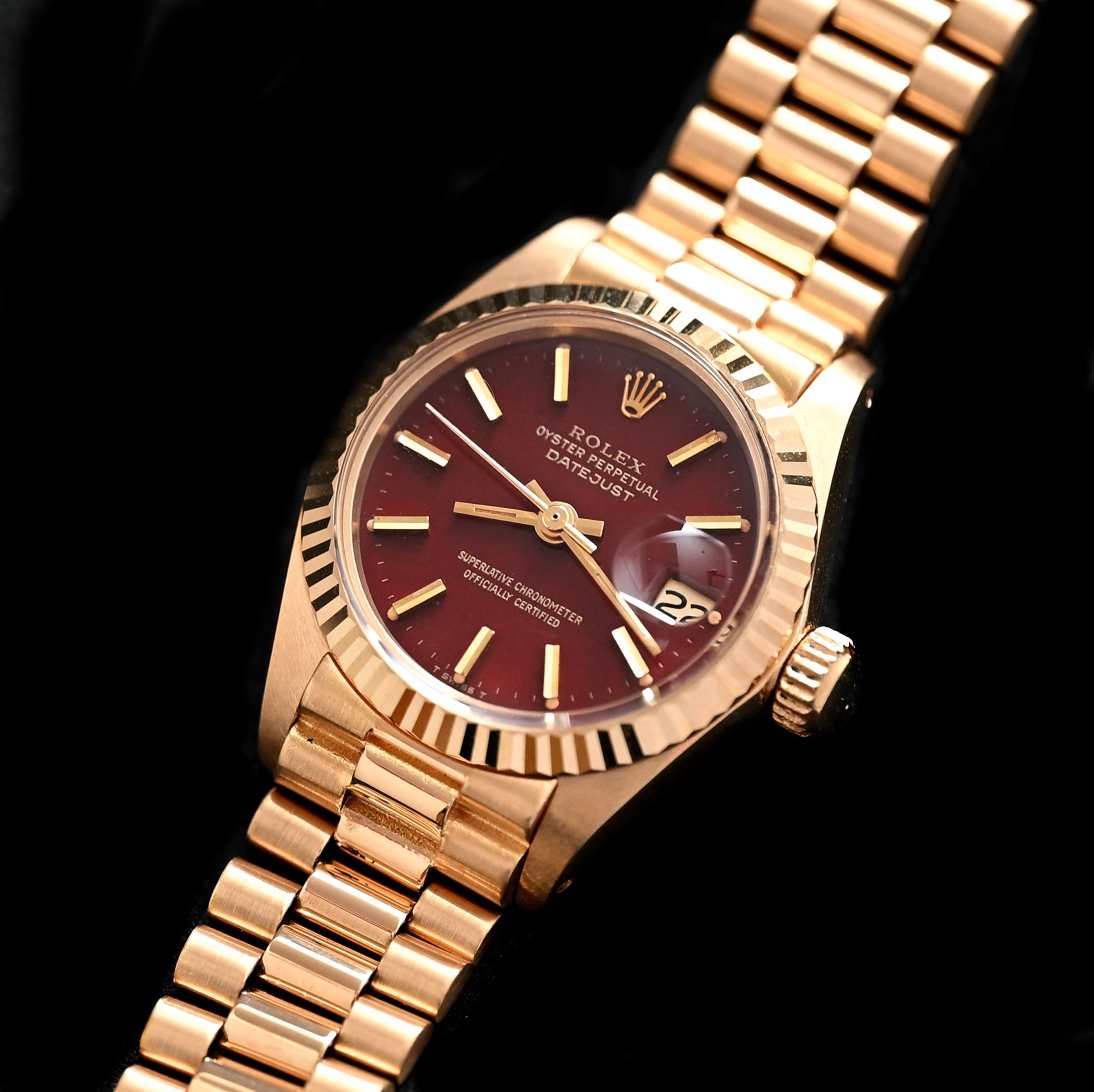 Marke: Vintage By Rolex
Modell: 6917
Jahr: 1981-82's
Seriennummer: 67xxxxx

Referenz: C04414; C04432

Gehäuse: 18K Gelbgold 26mm ohne Krone; zeigt Gebrauchsspuren mit leichter Politur von früher; Gehäuseboden gestempelt 6900

Zifferblatt: