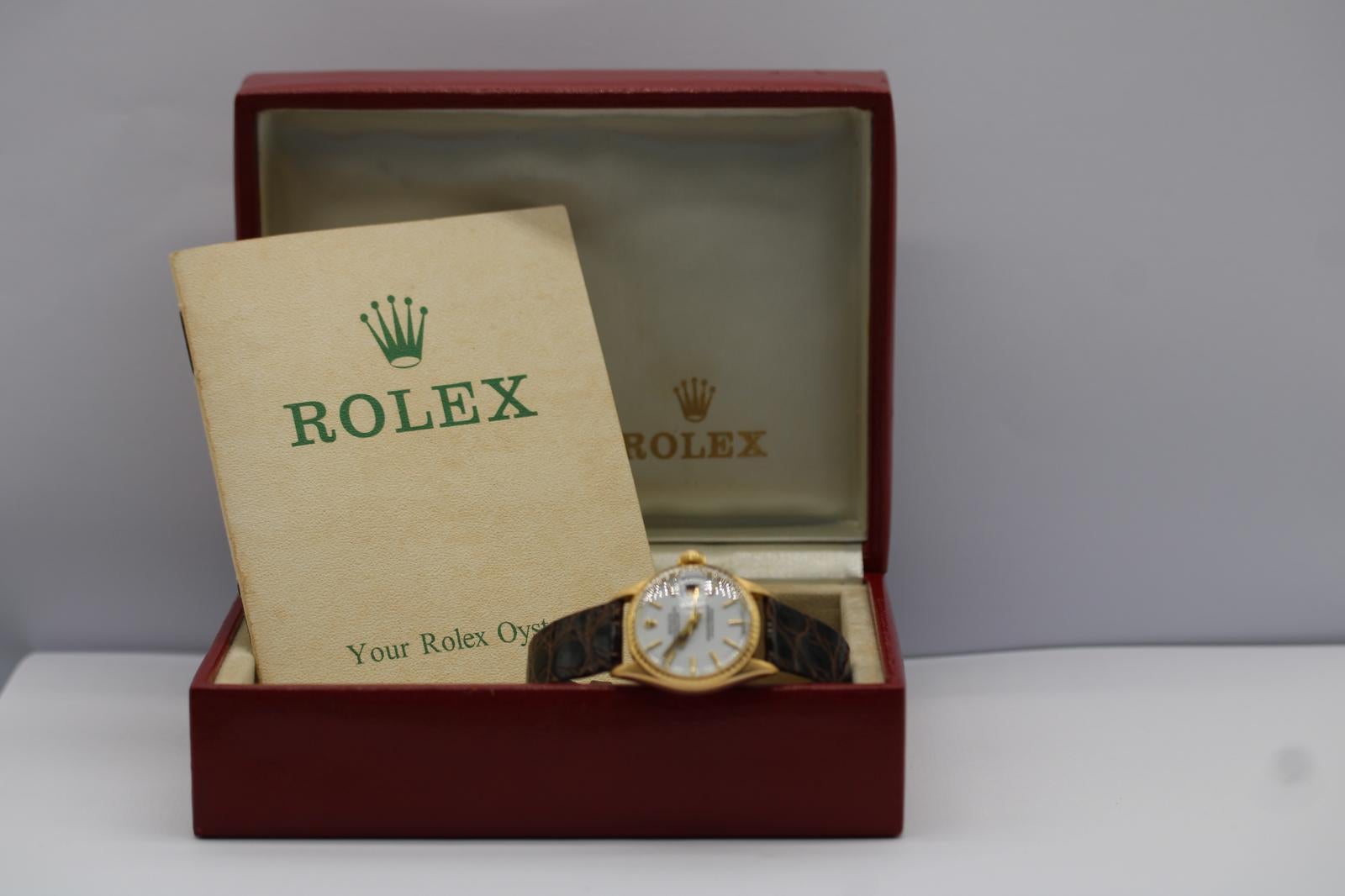 Este Rolex Lady Datejust, un asombroso y raro ejemplar de época, está fechado en 1968 por el número de serie y se ofrece en un estado excepcional. Una refinada caja de oro amarillo de 18 ct y un bisel estriado, combinados con una brillante esfera