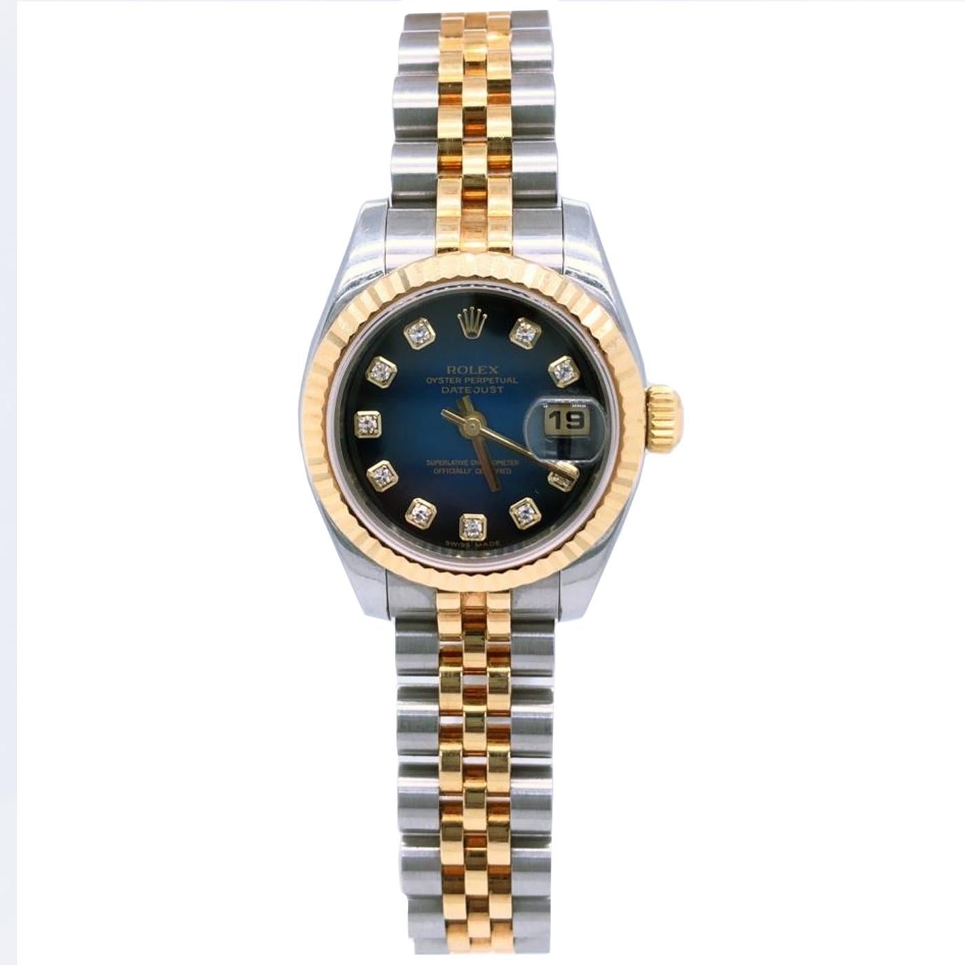 Cette montre de la production actuelle de Rolex, boîtier oyster en acier, lunette en or jaune 18 kt ; verre saphir avec lentille grossissante sur le guichet de la date à 3 heures ; cadran bleu original avec diamants ; bracelet jubilé en acier et or