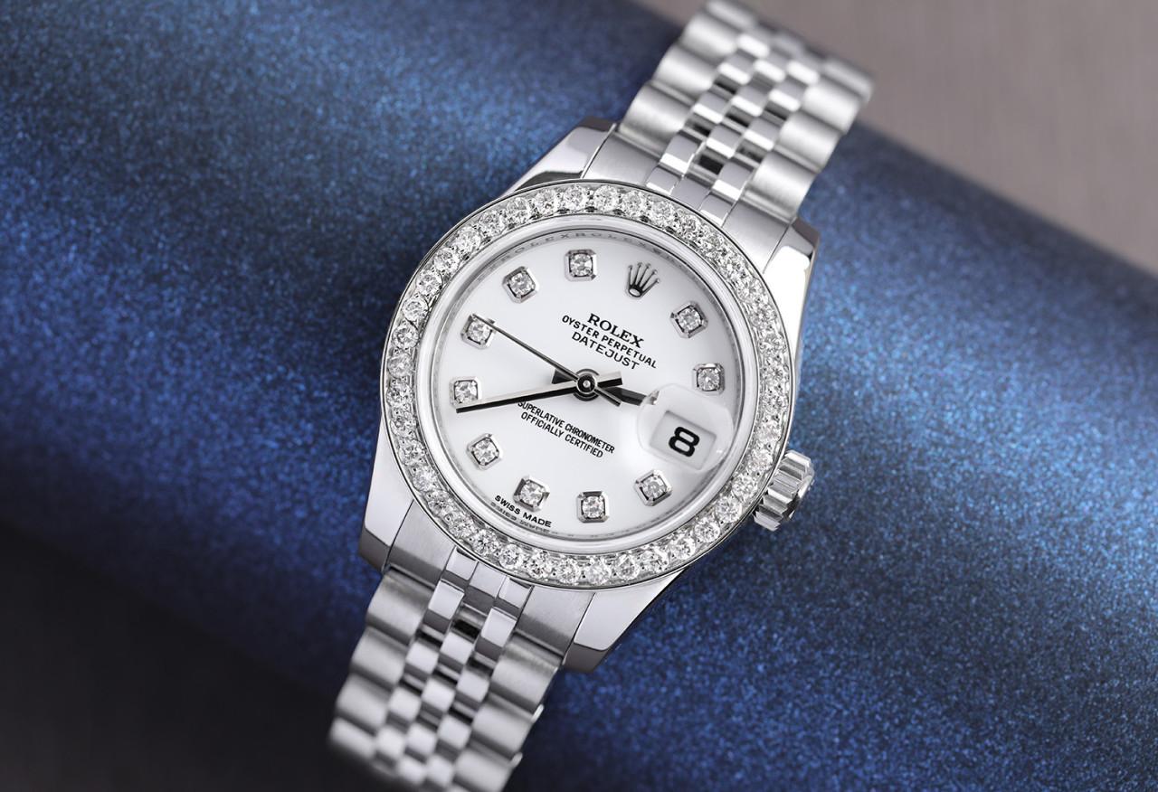 Rolex Lady-Datejust 26mm 179174 Montre en acier personnalisée Cadran diamant blanc Lunette diamant Montre femme

EXCELLENT ÉTAT, BANDE SERRÉE. Nous sommes un distributeur de premier plan de montres d'occasion et neuves, où nous garantissons une