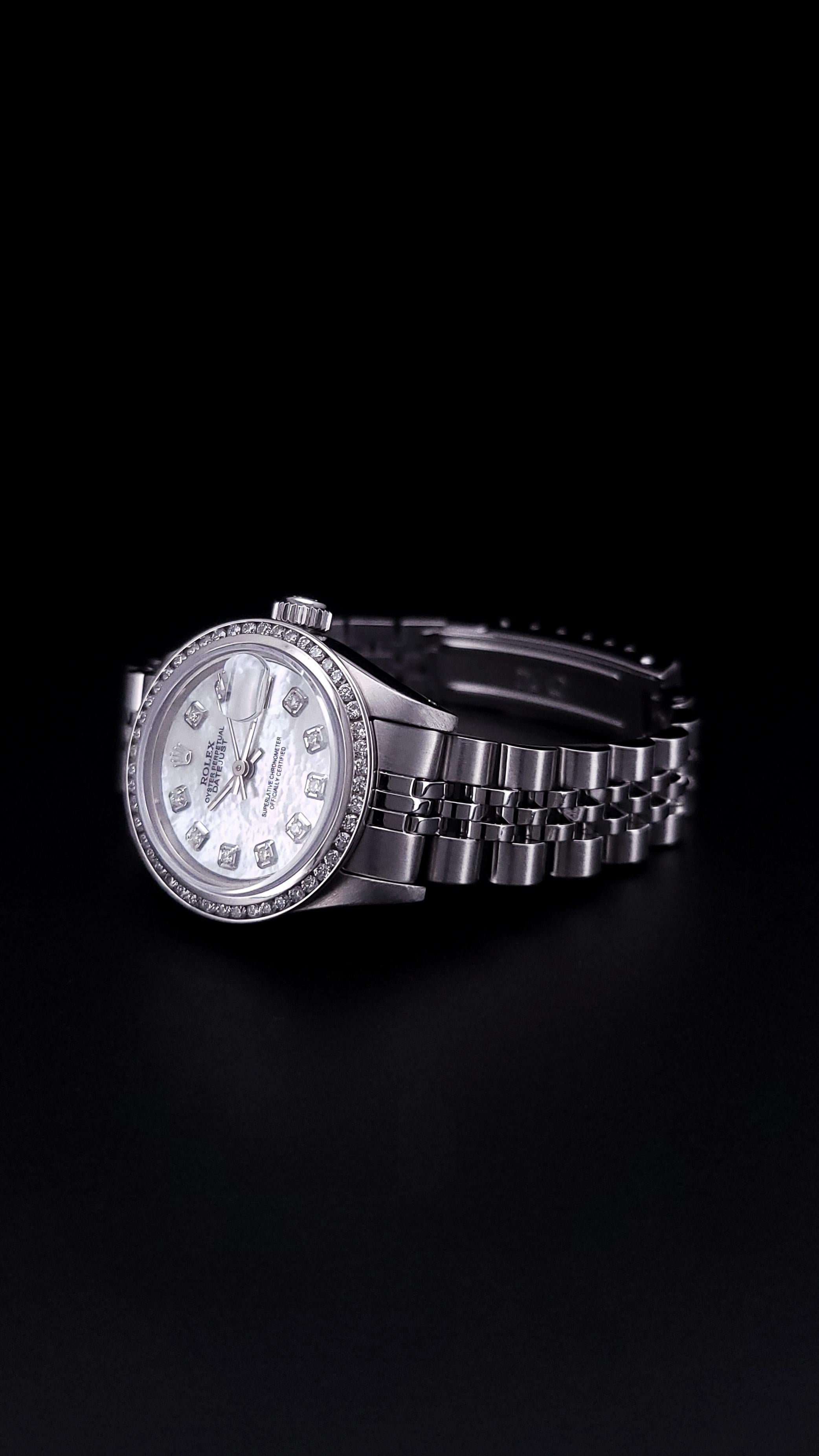 ROLEX LADY DATEJUST 26MM
Montre Rolex Lady Datejust avec tous les maillons inclus.

-MATERIAL : Acier inoxydable
-Taille du boîtier : 26 mm
-Mouvement : Automatique suisse
-Couronne : Vissée
-Cadran : MOP blanc avec index en diamant
-Lunette :