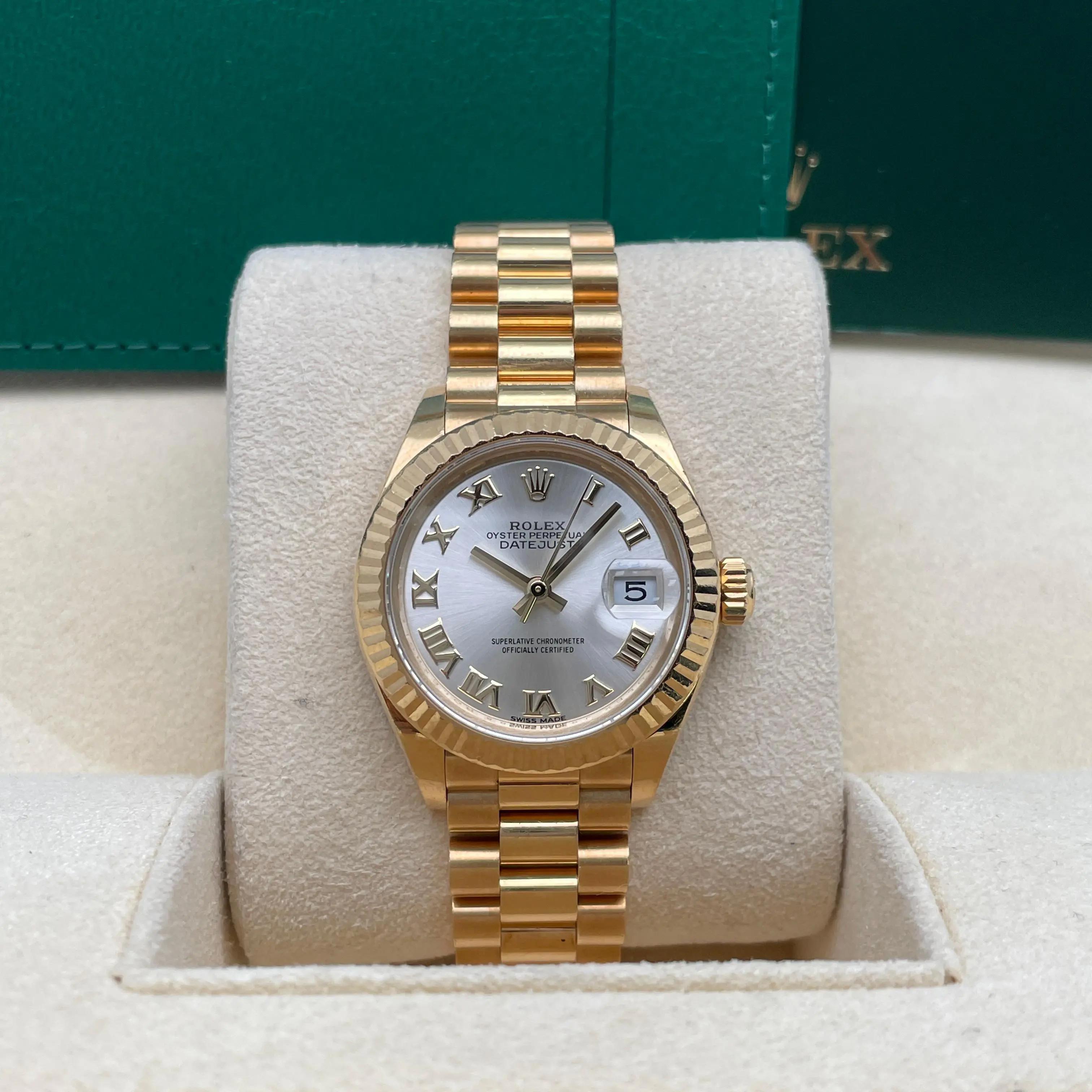 Usato in ottime condizioni. Viene fornito con scatola e documenti originali. Recentemente è stato sottoposto a manutenzione completa. Il movimento è calibrato e tiene bene il tempo.

Rolex Lady-Datejust 279178

Marchio: Rolex
Modello: