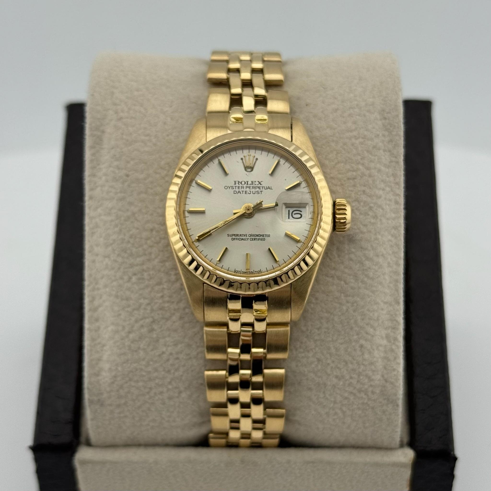Numéro de style : 6917



Serial : 507****



Année : 1978

 

Modèle : Rolex Lady-Datejust

 

Matériau du boîtier : Or jaune 18K

 

Bande : Jubilé en or jaune 18K 

  

Lunette : or jaune 18K cannelé

  

Cadran : Argent

 

Cristal : Saphir


