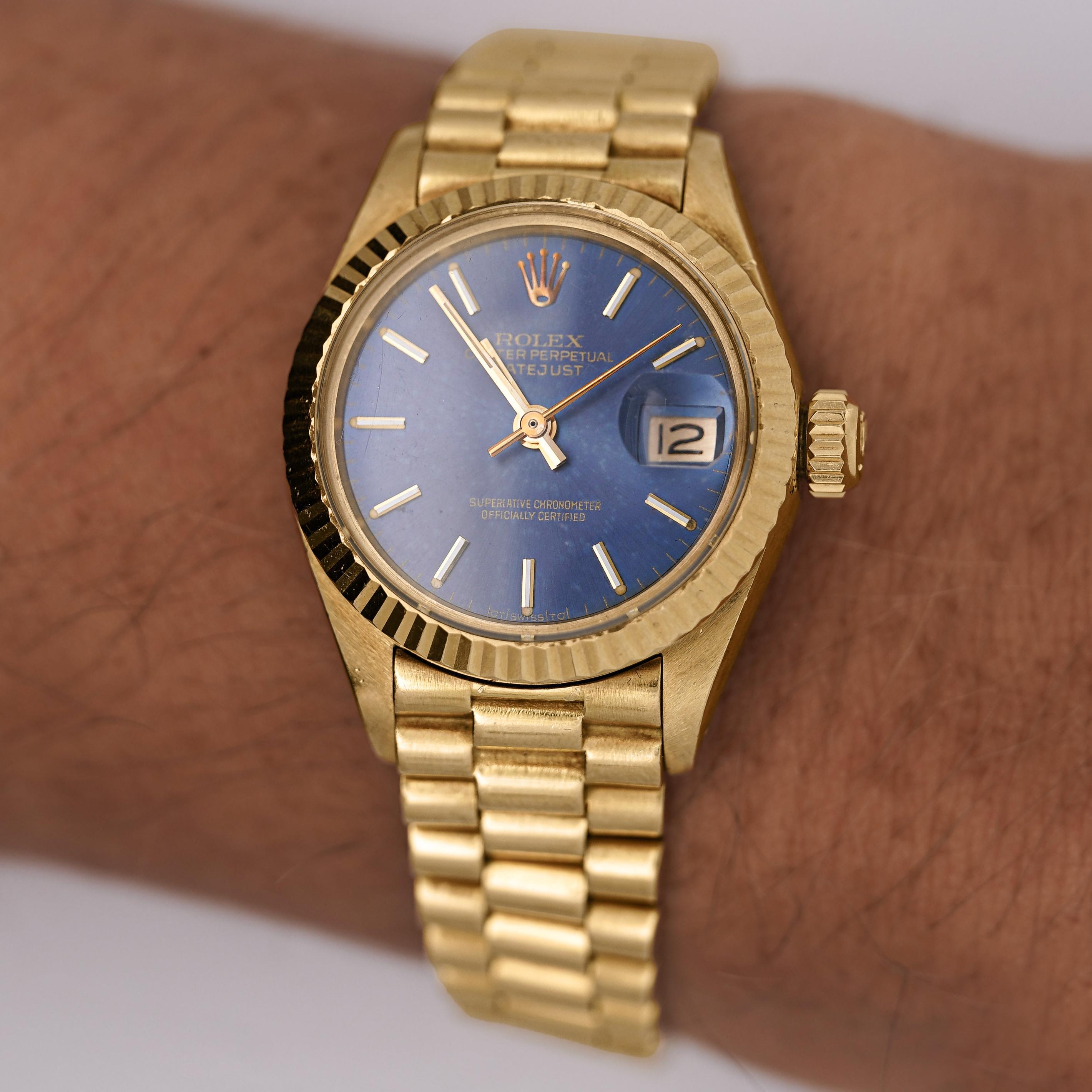 Rétro Rolex Montre pour femme DateJust 6917 avec cadran bleu et bracelet président en or 18 carats en vente