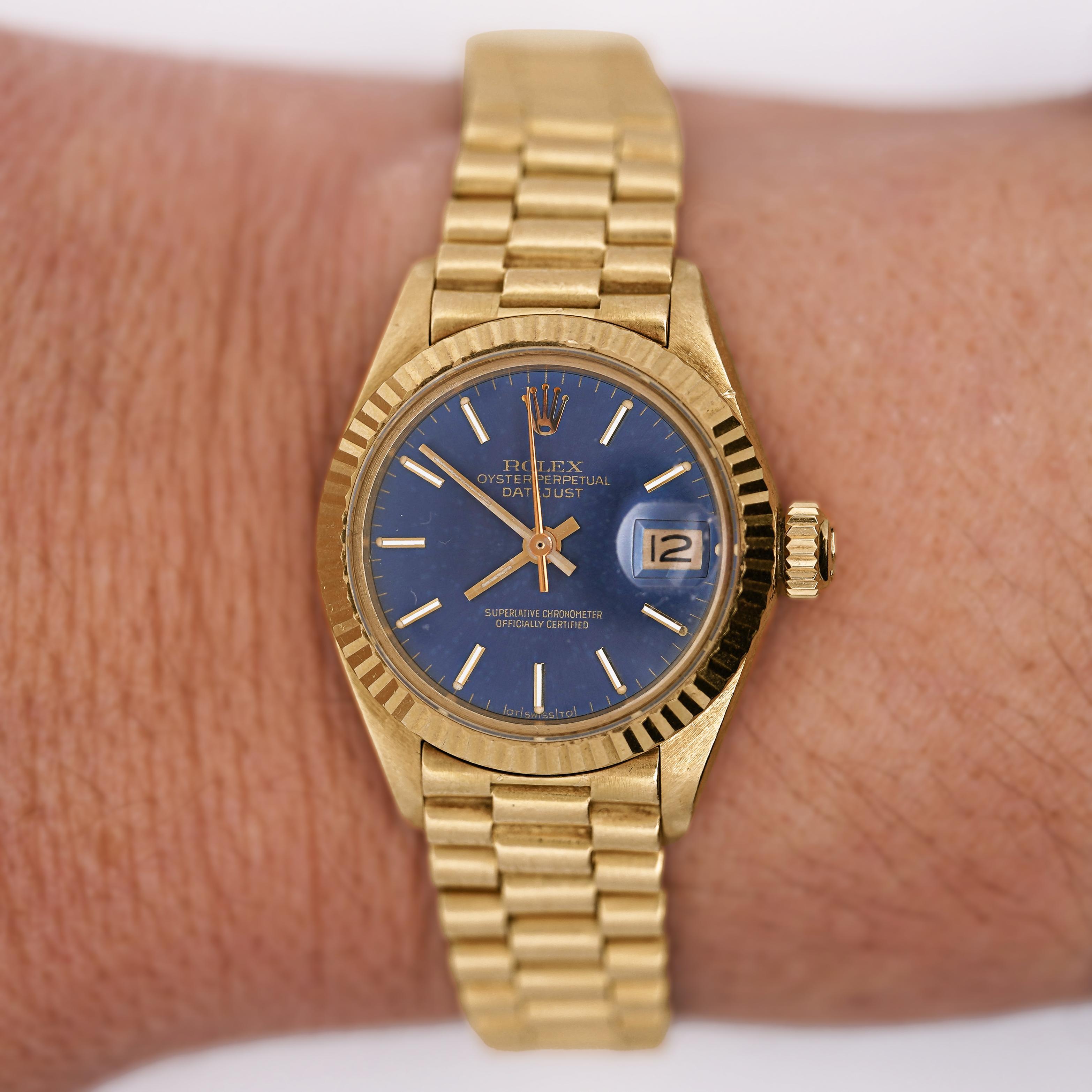 Rolex Montre pour femme DateJust 6917 avec cadran bleu et bracelet président en or 18 carats en vente 1