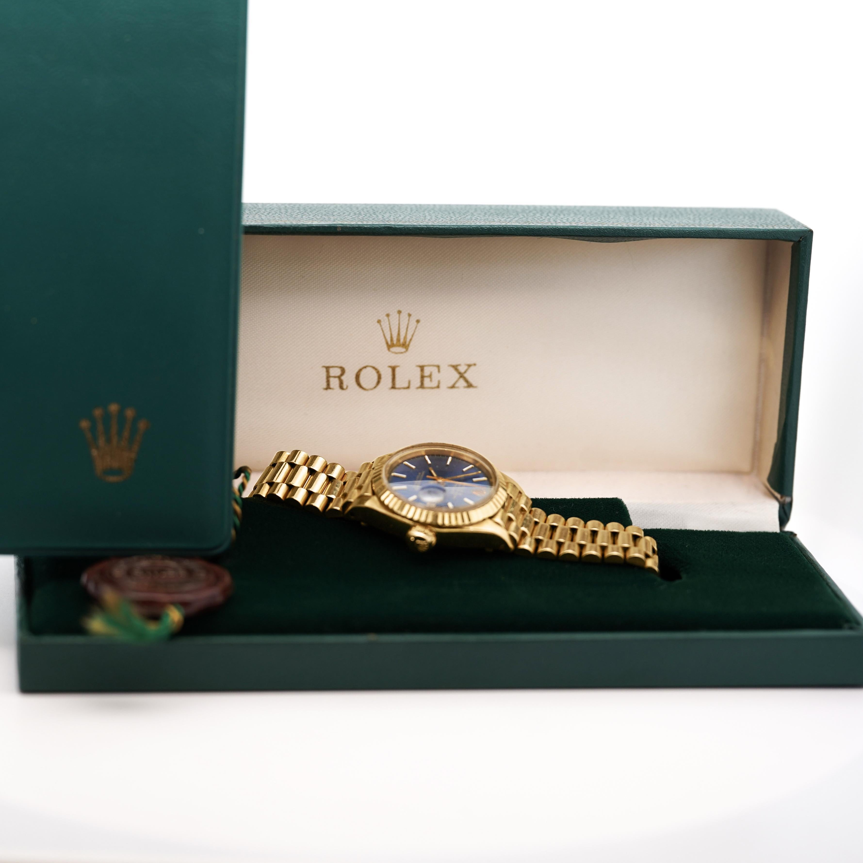 Rolex Montre pour femme DateJust 6917 avec cadran bleu et bracelet président en or 18 carats en vente 2