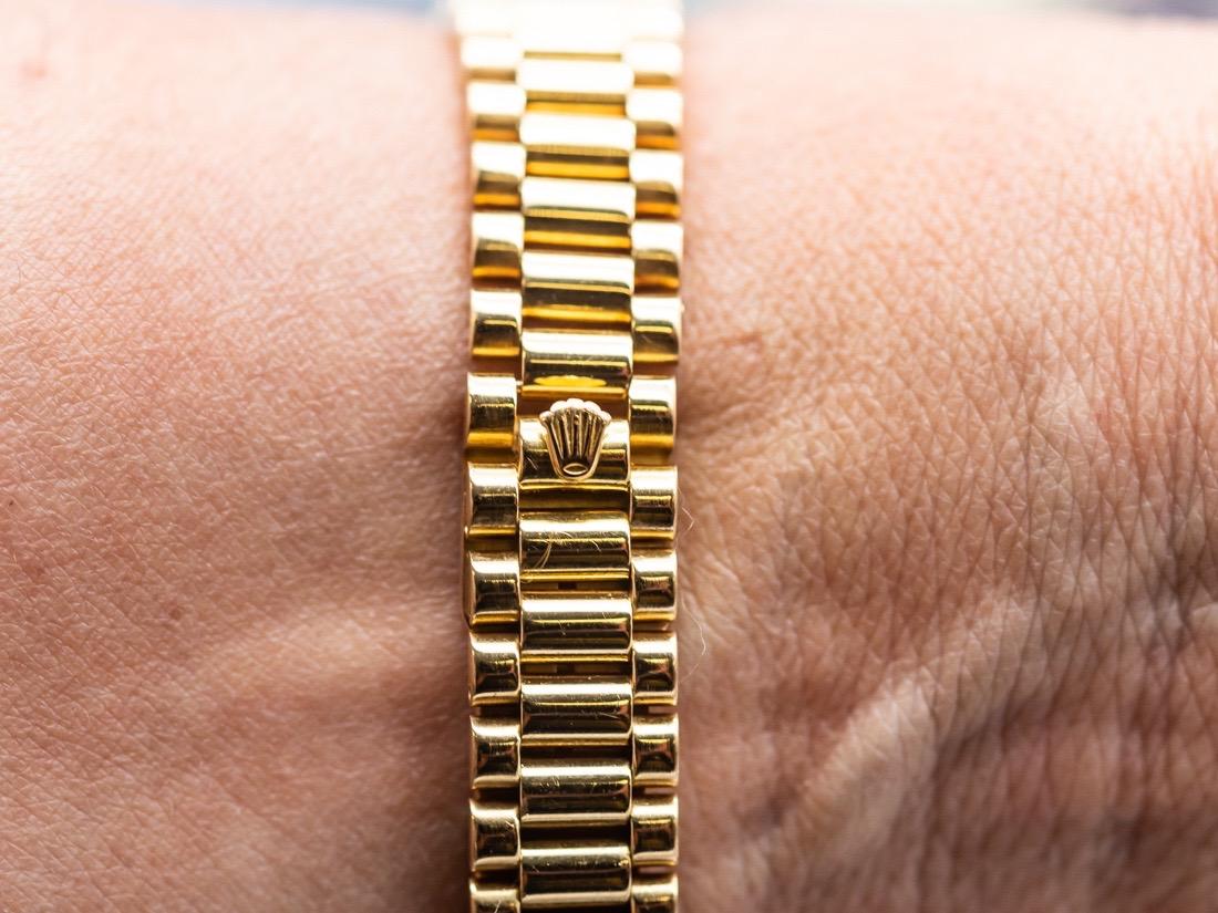 Lady Datejust Rolex with its original box.
the box and the bracelet are 18 karat yellow gold.saphir glass
automatic movement . date .
diameter 26 mm.
golden dial with index sticks.
golden needle.
the President of Bracelet deployed the loop.
very