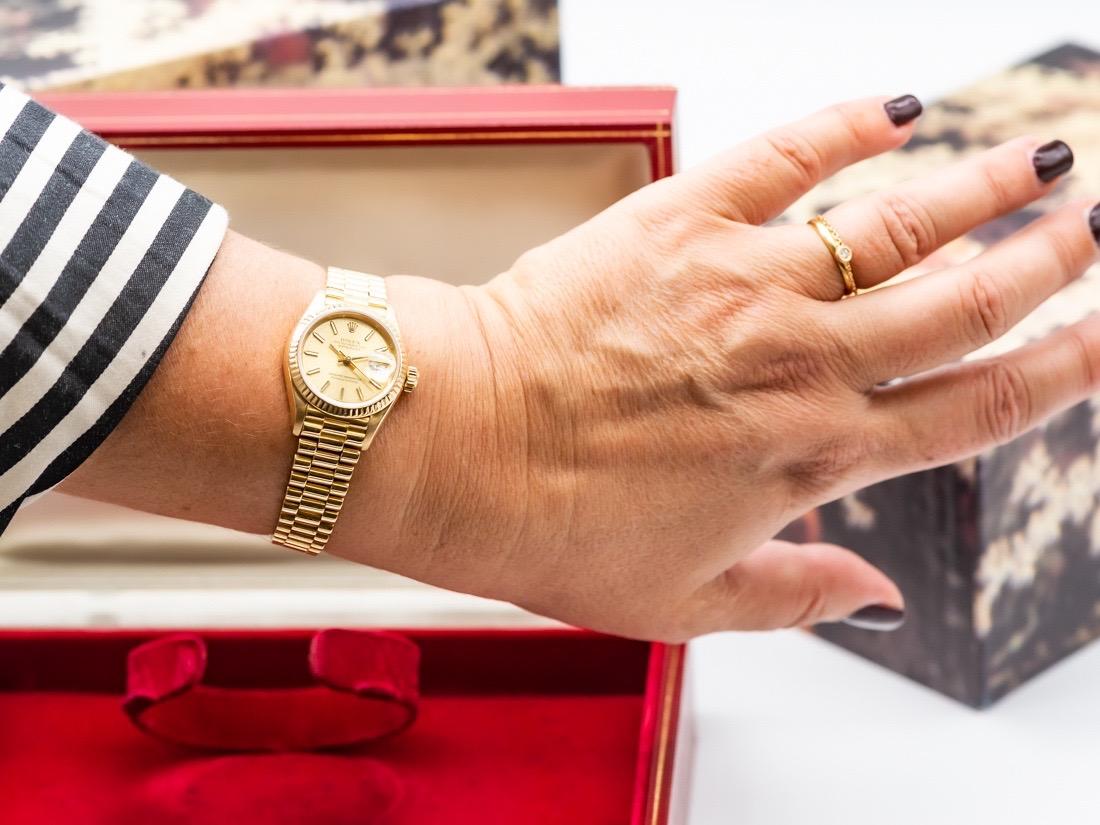 rolex lady datejust 26 on wrist