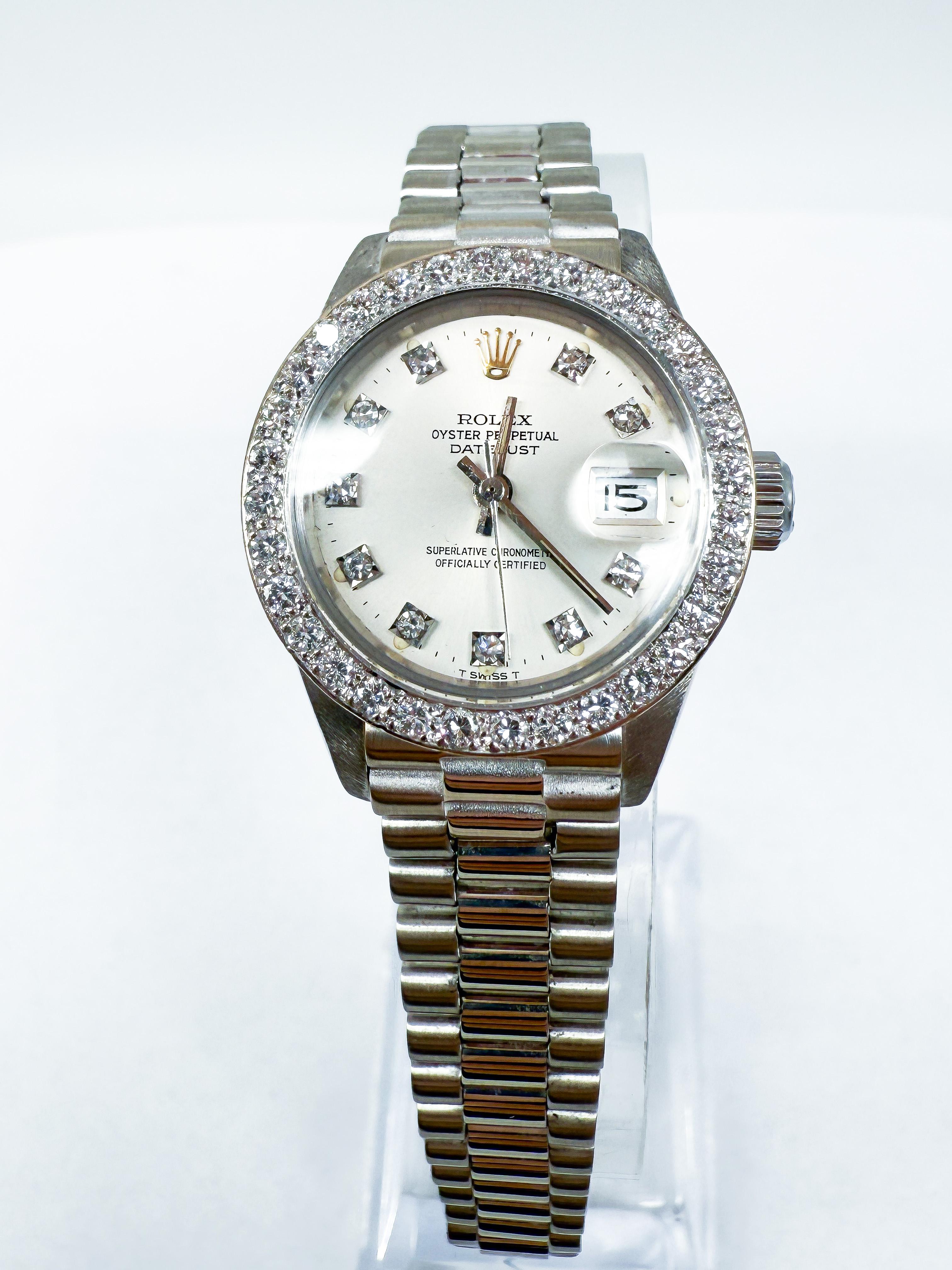 Erleben Sie zeitlose Eleganz und mechanische Präzision mit der Rolex Lady-Datejust, Referenz 69174 - ein Damenuhrenmodell, das klassische Schönheit mit luxuriösem Understatement verbindet. Sowohl das Gehäuse als auch das Armband aus edlem