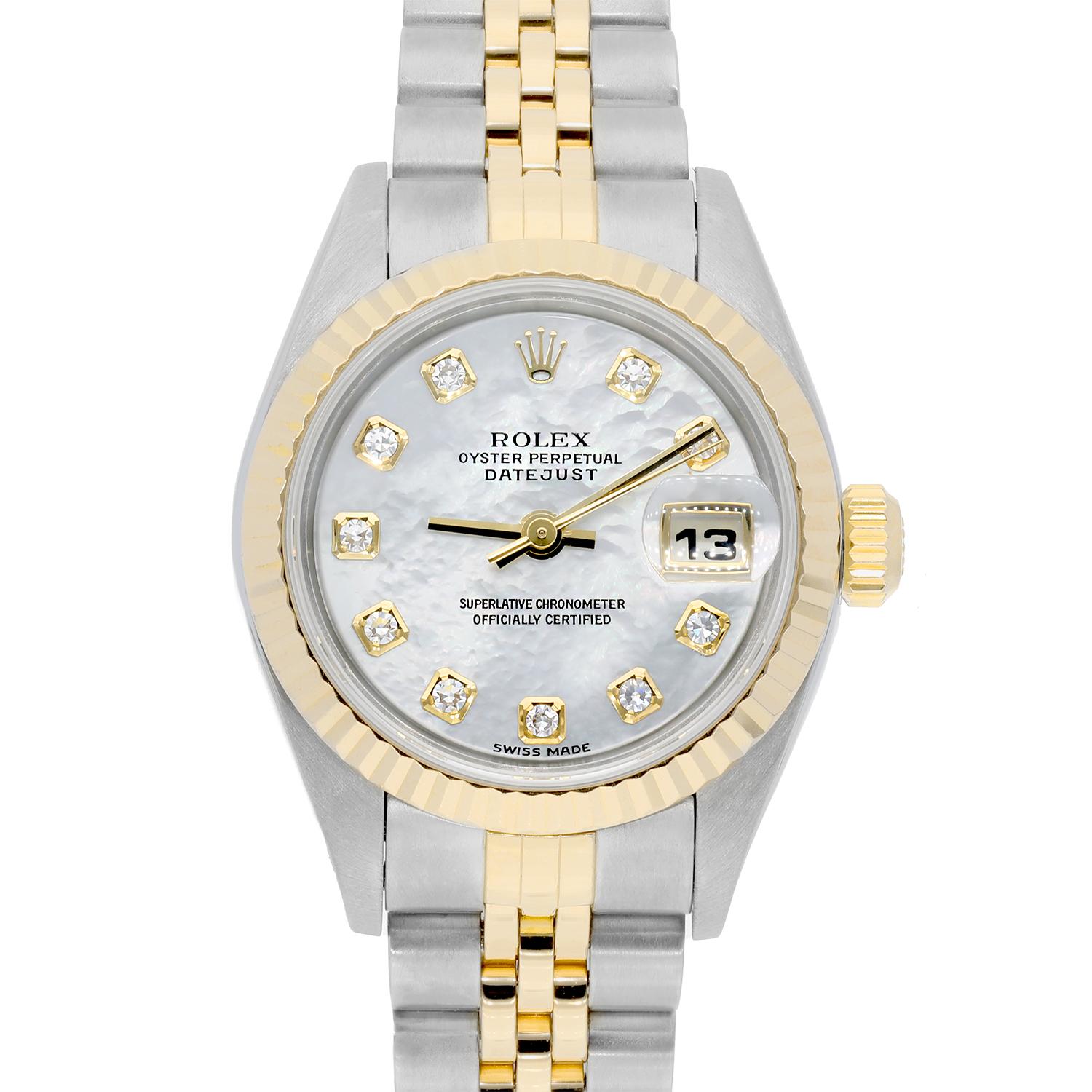 Boîtier en acier inoxydable de couleur argentée avec un bracelet jubilé en or jaune 18kt et en acier inoxydable de couleur bicolore (argenté et or jaune). Lunette fixe en or jaune 18kt. Cadran en nacre avec aiguilles en or jaune et index en diamant.