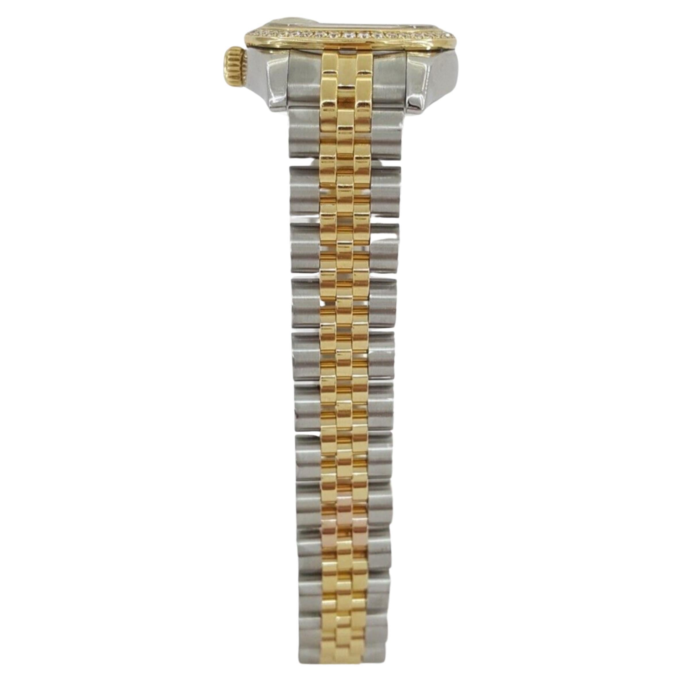 Die Rolex Lady DateJust , ein 26-mm-Zeitmesser aus Edelstahl und 18-karätigem Gelbgold, präsentiert sich mit einer Fabrik-Diamantlünette und einem Jubiläums-Diamantzifferblatt. Die Uhr ist mit einer verschraubten Krone ausgestattet und verfügt über