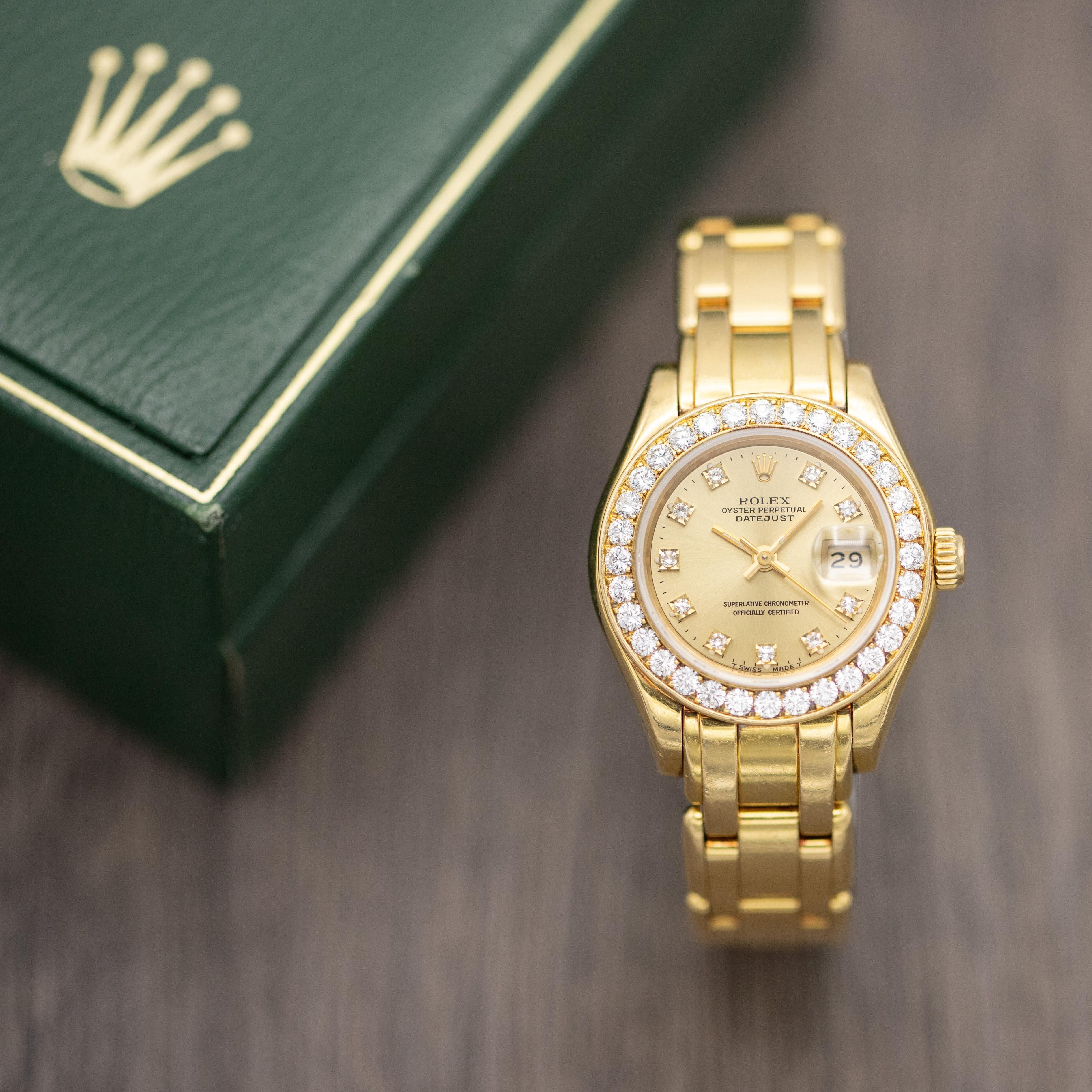 Zum Verkauf steht eine Swiss Made Rolex Oyster Perpetual Lady Datejust Pearlmaster mit der Referenznummer 69298, die laut Seriennummer aus dem Jahr 1991 stammt. Laut Rolex handelt es sich um eine feminine Neuinterpretation der emblematischen