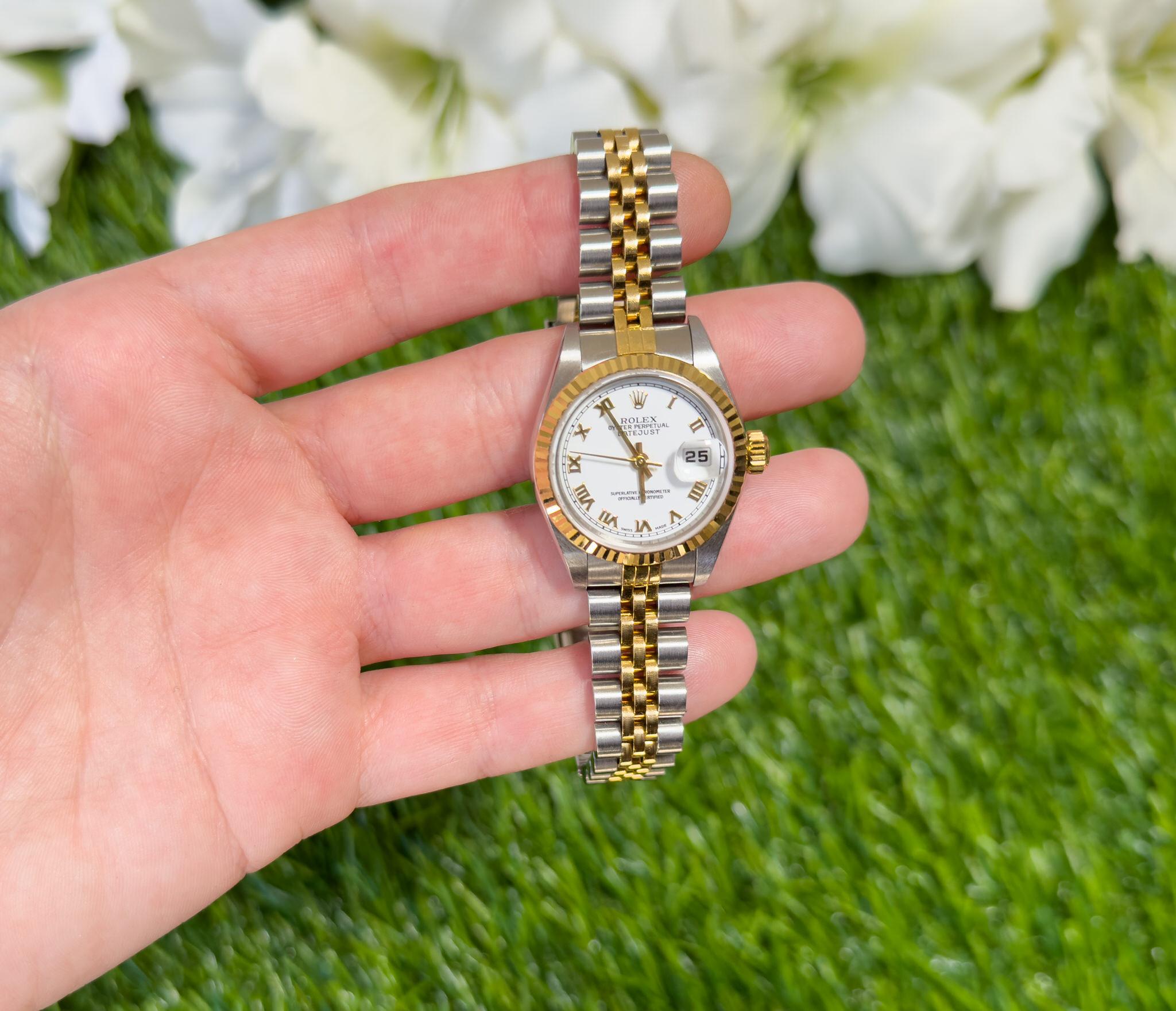 Rolex Montre Lady-Datejust avec cadran blanc automatique 26 mm, or jaune 18 carats et acier 79173 en vente 1