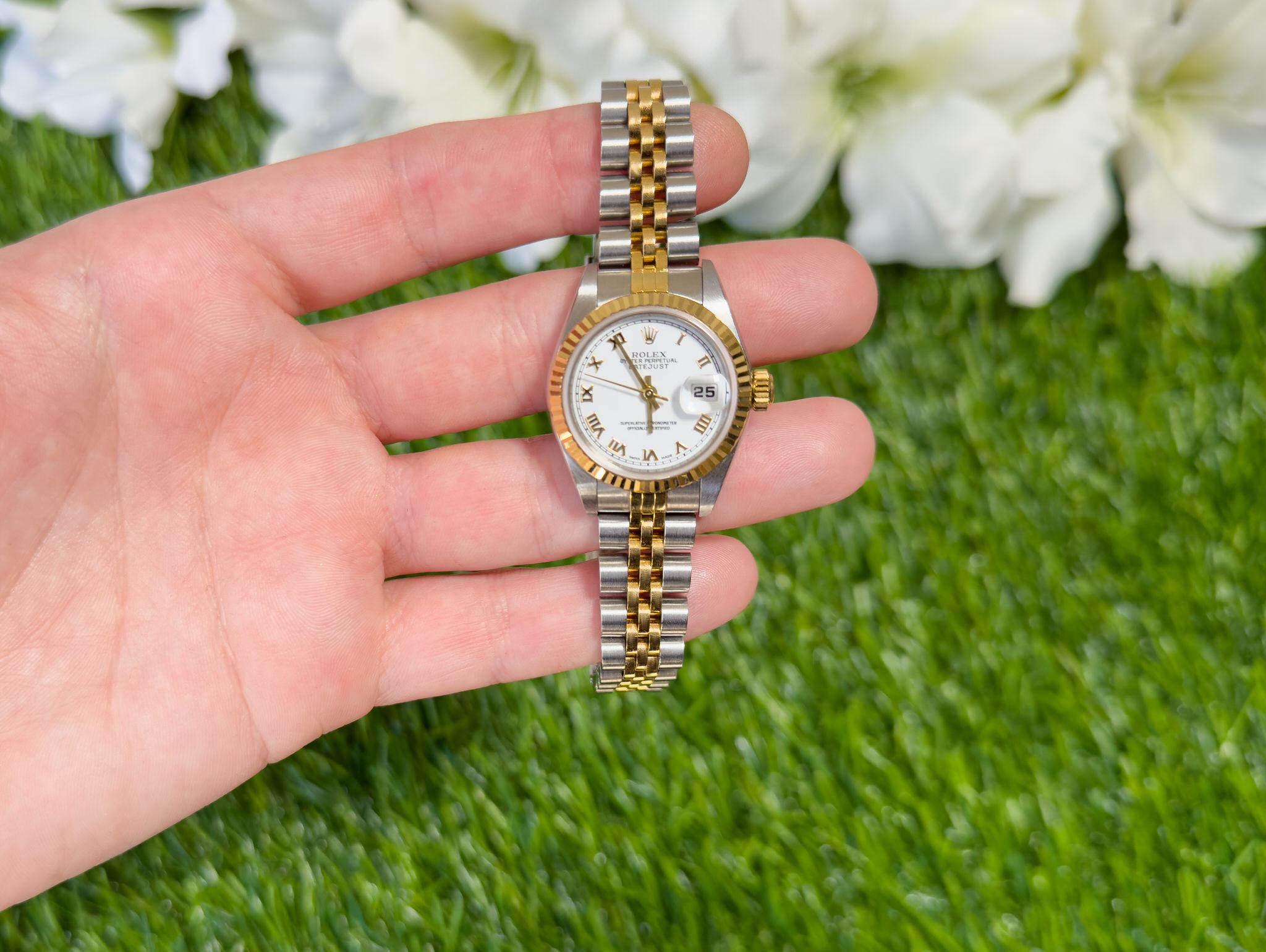 Rolex Montre Lady-Datejust avec cadran blanc automatique 26 mm, or jaune 18 carats et acier 79173 en vente 3