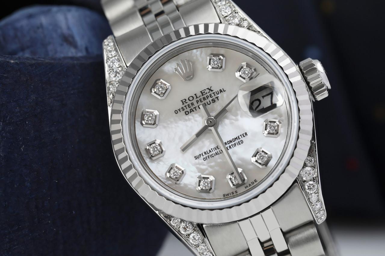 Rolex Datejust 26mm benutzerdefinierte weiße MOP-Diamant-Zifferblatt und Diamond Lugs.Edelstahl-Uhr mit Jubilee Band 69174.

Diese Uhr ist in neuwertigem Zustand. Es wurde poliert, gewartet und hat keine sichtbaren Kratzer oder Flecken. Alle unsere