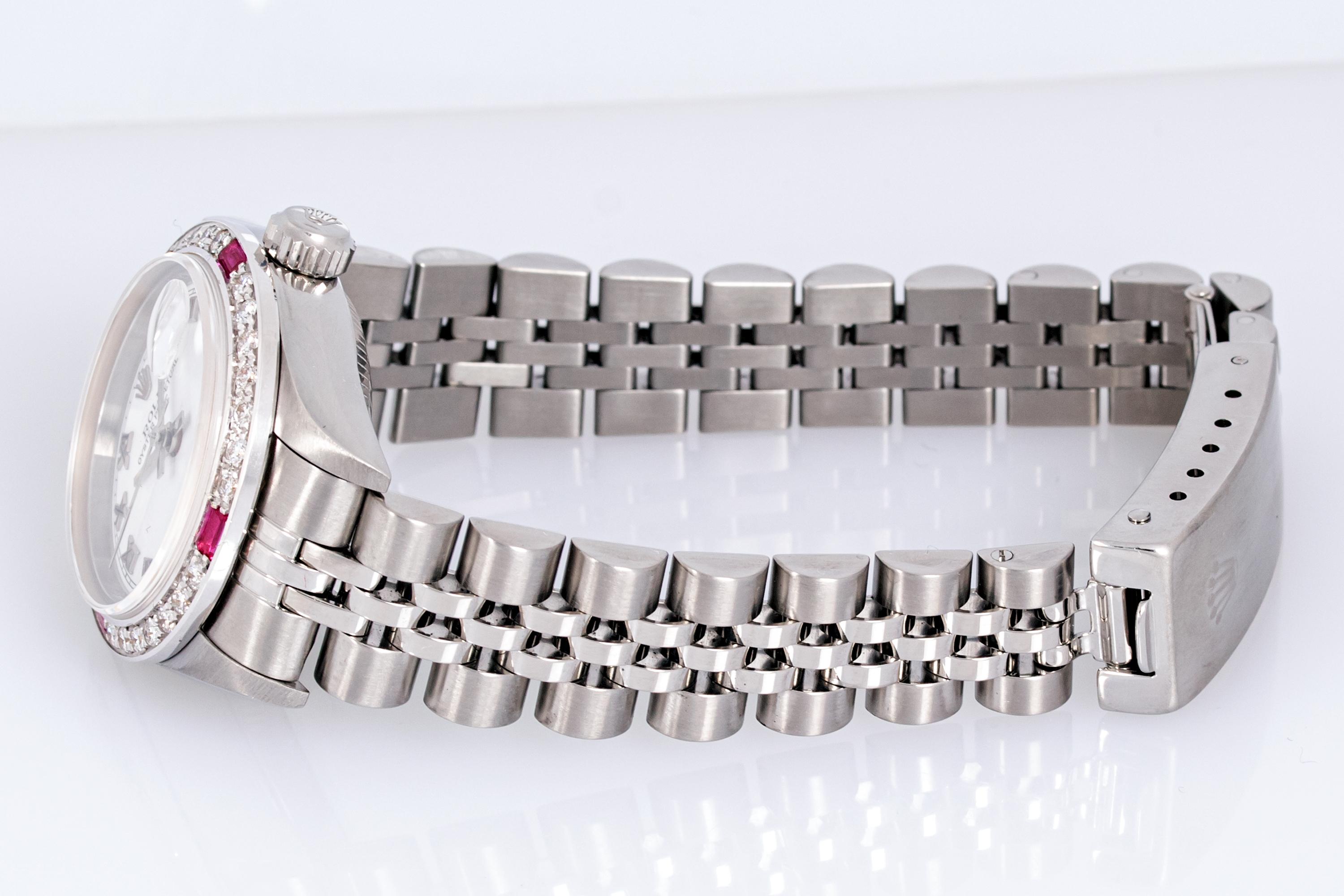 Rolex Montre Datejust pour femme avec cadran romain blanc et lunette en acier et or 18 carats avec diamants et rubis en vente 1