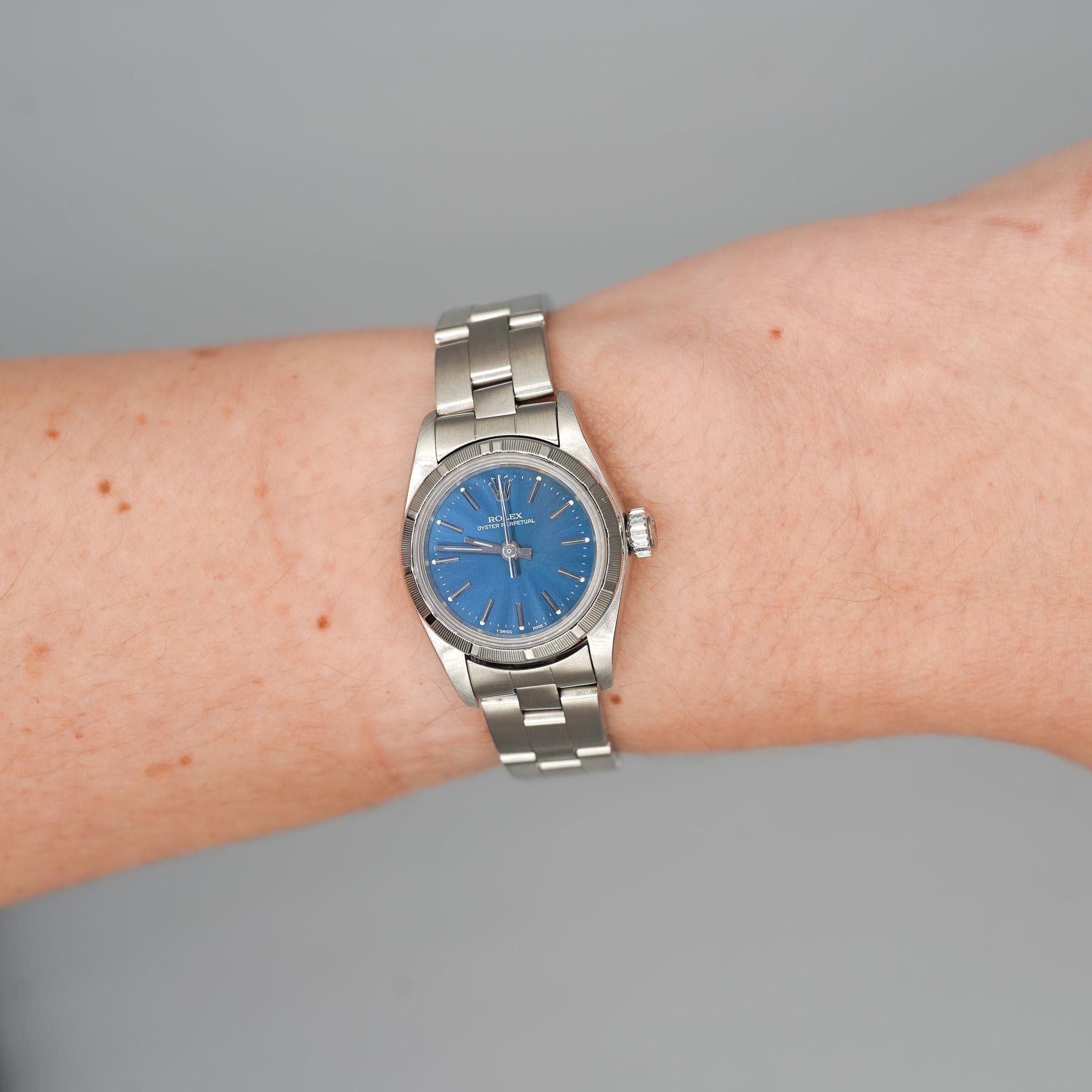 Vintage Rolex Lady Oyster Perpetual 26mm Esfera Azul Automática Acanalada Bisel finamente torneado Ref. 76030 Año 1999. Serie K.

Detalles:
Tipo de artículo Reloj de señora
Metal: Acero inoxidable
Tamaño: Caja de 26 mm
Año: 1999
Nº de referencia: