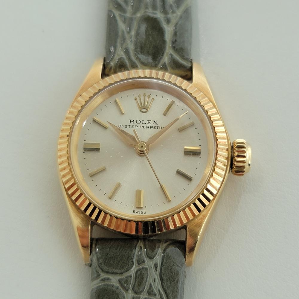 Lusso senza tempo, Rolex Oyster Perpetual automatico da donna in oro massiccio 18 carati, 1963 circa, in eccellenti condizioni di funzionamento. Verificato autentico da un maestro orologiaio. Splendido quadrante Rolex con indici a bastone applicati,
