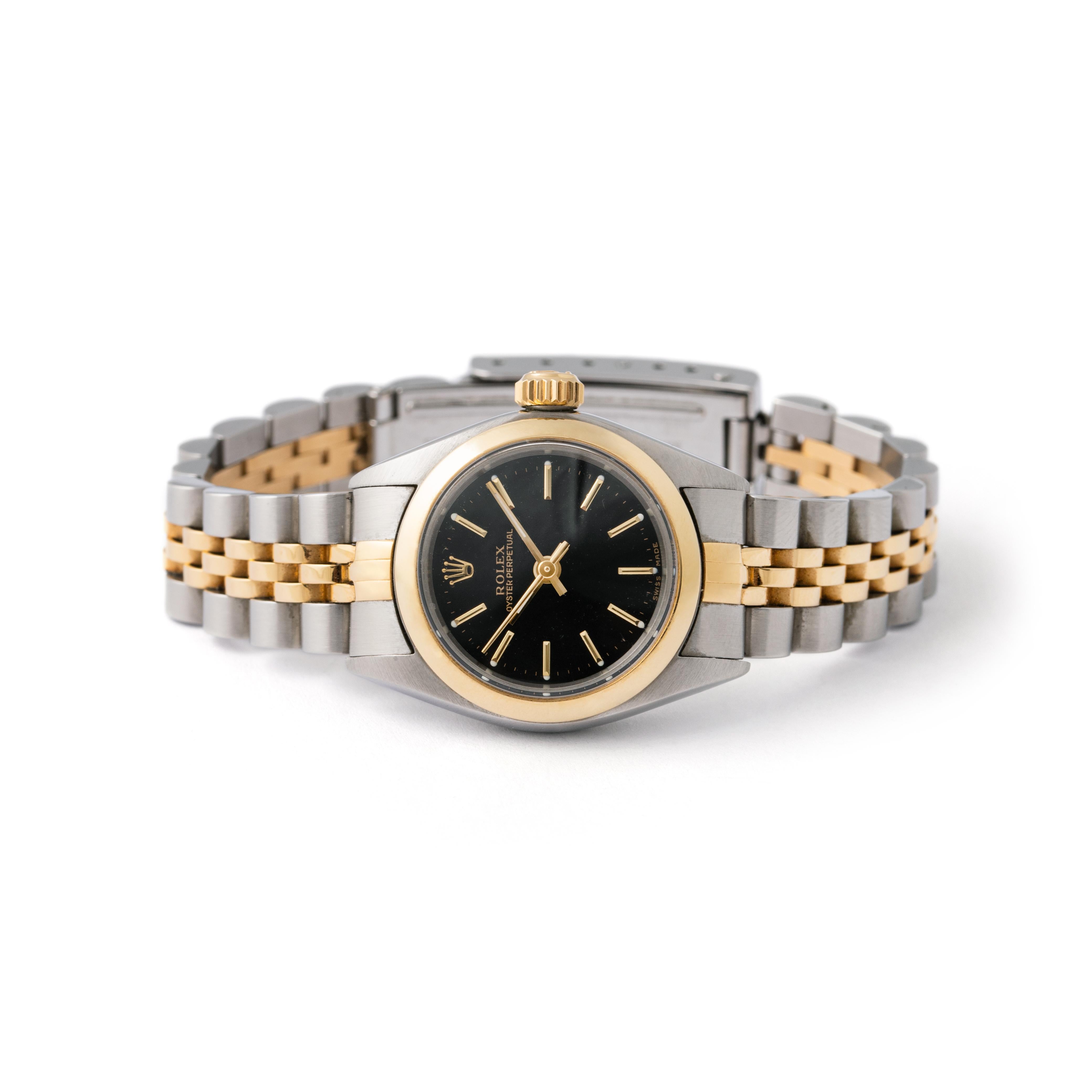 Rolex Lady Oyster Perpetual en or jaune 18 carats et acier.
Diamètre du boîtier : 26 mm.
Longueur du poignet : environ 15.70 centimètres.
Poids total : 49,38 grammes.

Nous ne garantissons pas le fonctionnement de cette montre.
Veuillez noter que le