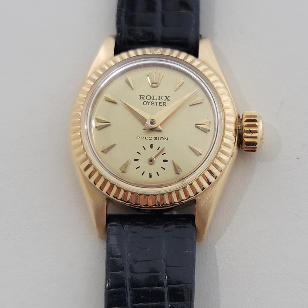 Eine seltene zeitlose Vintage Luxus, 18k massivem Gold Rolex Lady Oyster Precision Handaufzug, c.1957, in ausgezeichnetem Zustand. Von einem Uhrmachermeister für echt befunden. Wunderschönes goldenes Rolex-Zifferblatt mit aufgesetzten Dolchindexen,