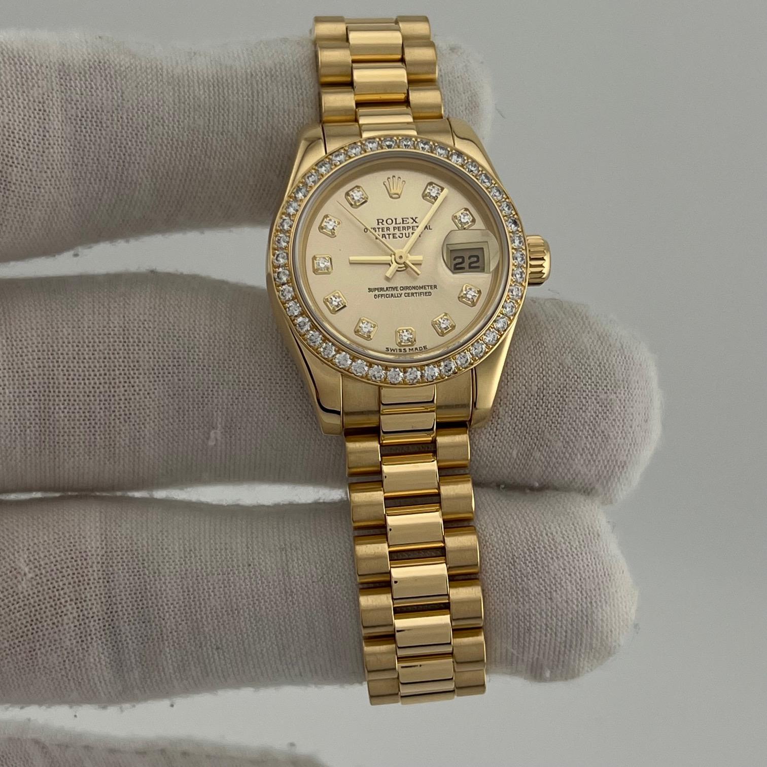 Stil Nummer: 179138

Seriennummer: K55****

Jahr: 2004
 
Modell: Rolex Ladies President Datejust
 
MATERIAL des Gehäuses: 18k Gelbgold 
 
Band: 18k Gelbgold Präsident
  
Lünette: Fabrik Diamant Lünette 
  
Zifferblatt: Fabrik Champagner Diamant