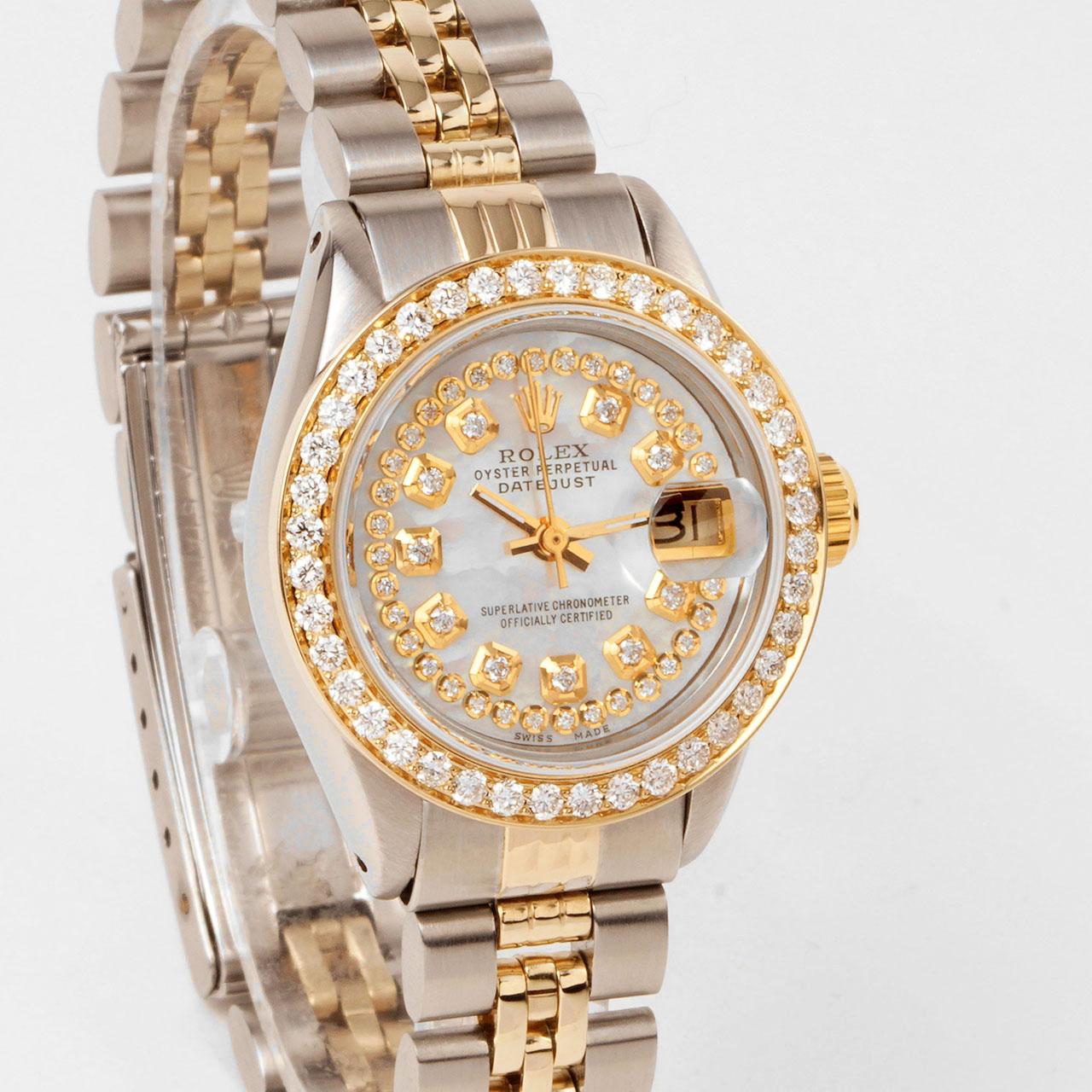Swiss Wrist - SKU 6917-TT-MOP-DIA-AM-BDS-JBL

Brand : Rolex
Model : Datejust (Non-Quickset Model)
Gender : Ladies
Metals : 14K/Stainless Steel
Case Size : 26 mm

Dial : Custom Mother Of Pearl Diamond Dial (This dial is not original Rolex And has