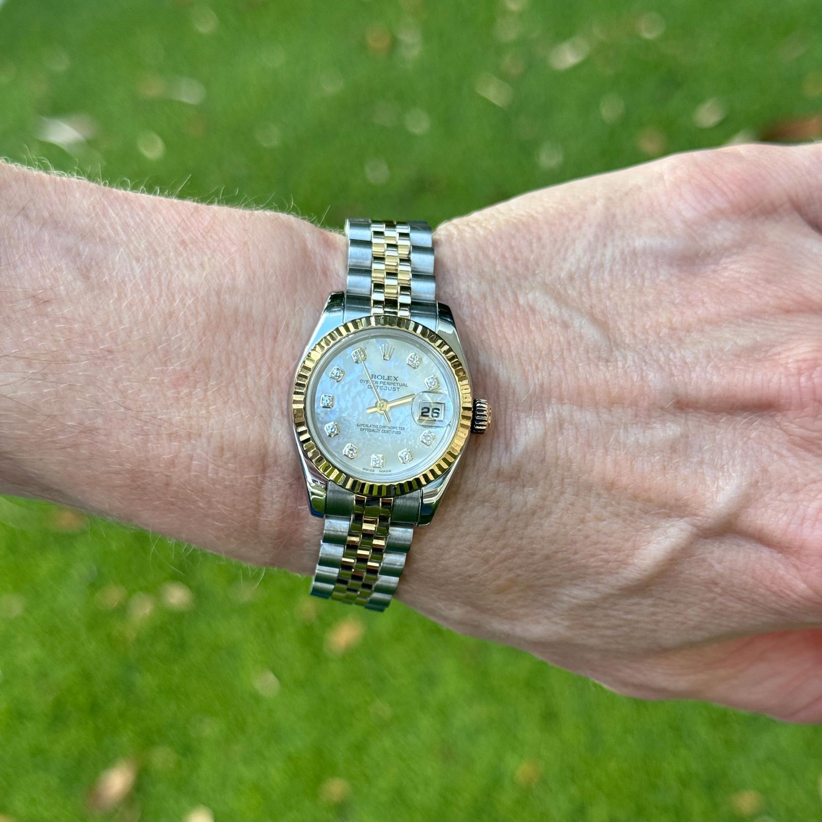 Cette superbe Rolex Datejust TT (Réf. 179173) présente un magnifique design bicolore en acier inoxydable et en or jaune 18 carats, alliant l'élégance classique à la modernité. Le cadran est une nacre diamantée envoûtante, qui ajoute une touche de